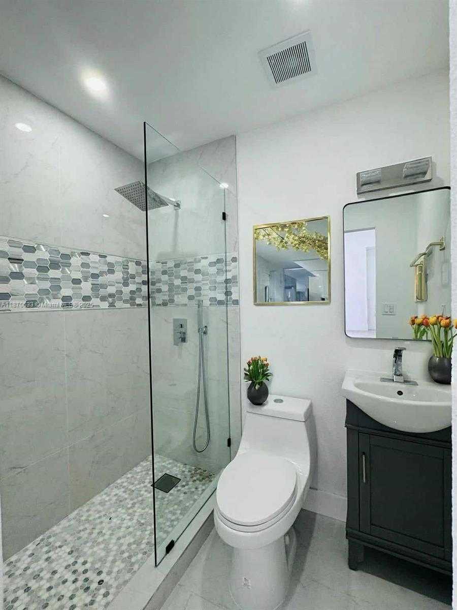 Small Image of 2550 ADAMS ST, Hollywood Number 15