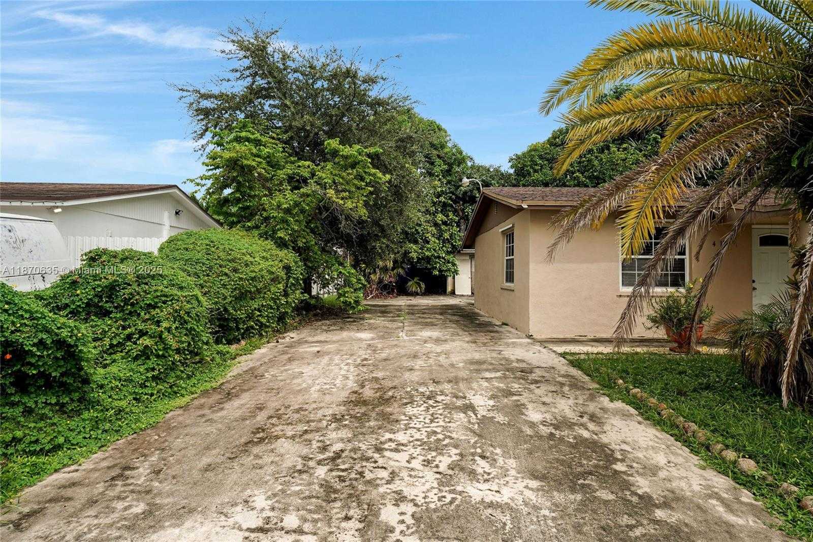 Small Image of 4215 NORTH WEST 197TH ST, Miami Gardens Number 2