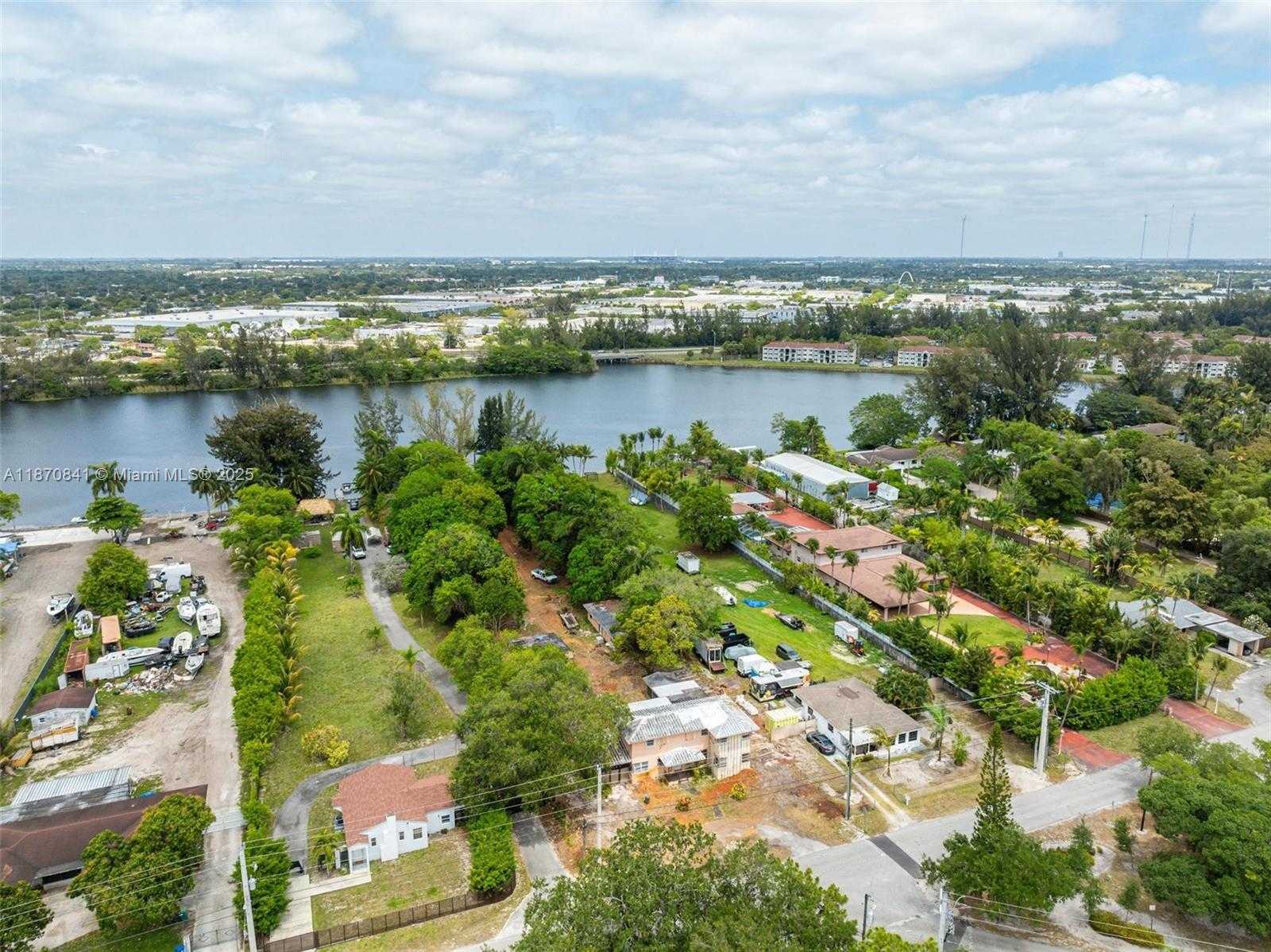 Small Image of 15100 NORTH WEST RIVER DR, Miami Number 25