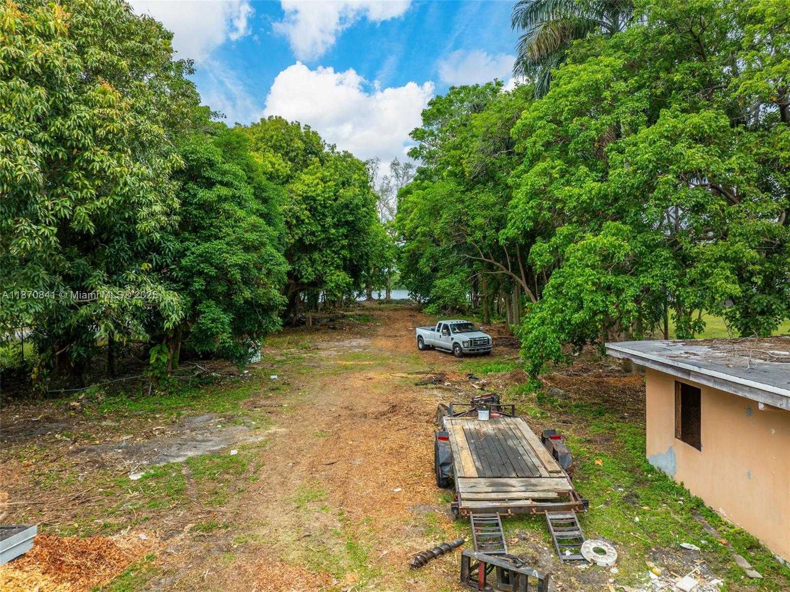Small Image of 15100 NORTH WEST RIVER DR, Miami Number 26