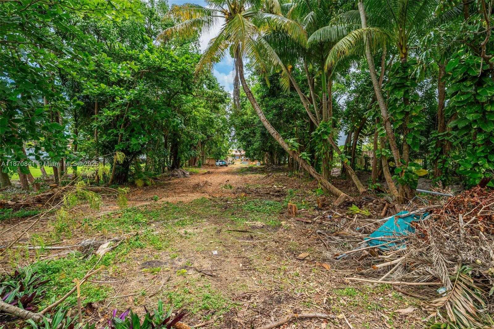 Small Image of 15100 NORTH WEST RIVER DR, Miami Number 33
