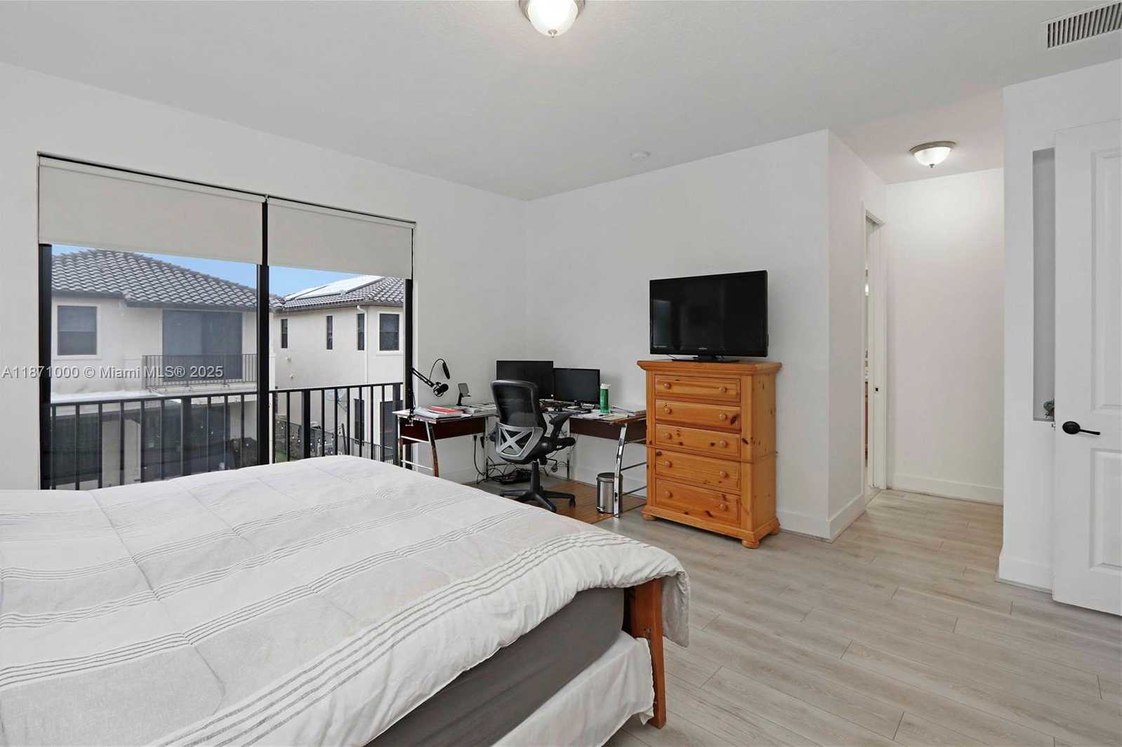 Small Image of 3293 WEST 98TH PL, Hialeah Number 17