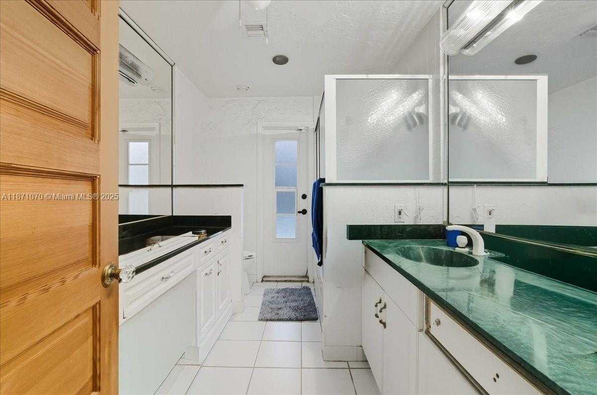 Small Image of 3260 LAKEVIEW DR, Pompano Beach Number 14