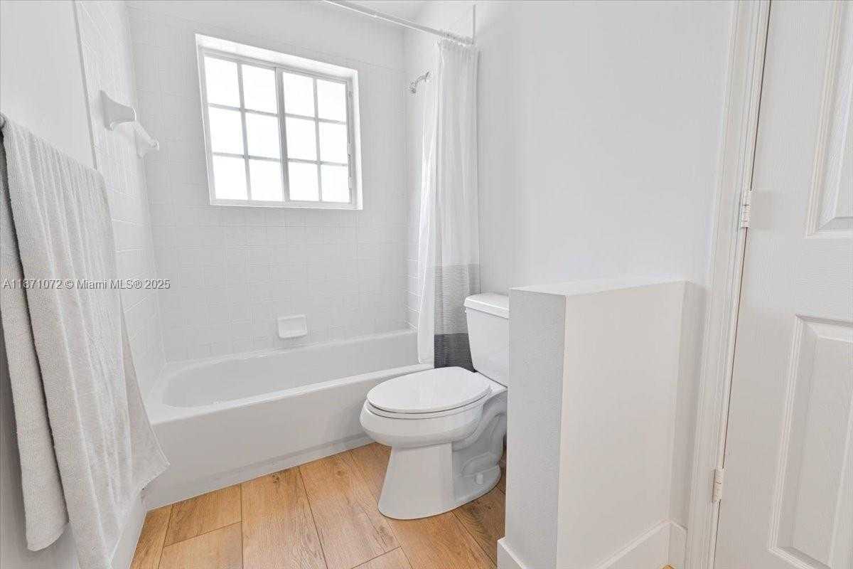 Small Image of 2547 HUNTERS RUN WAY, Weston Number 33