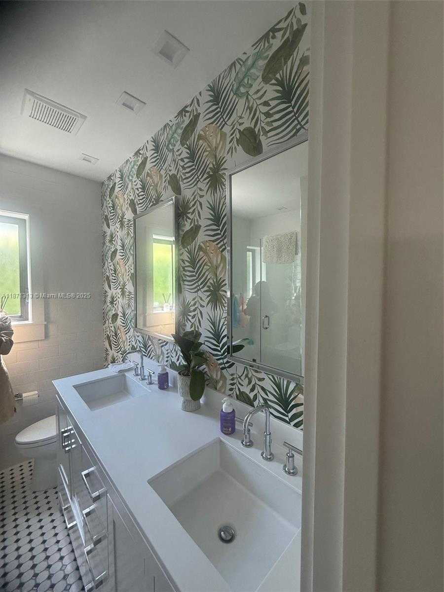 Small Image of 890 NORTH EAST 72ND TERRACE, Miami Number 4