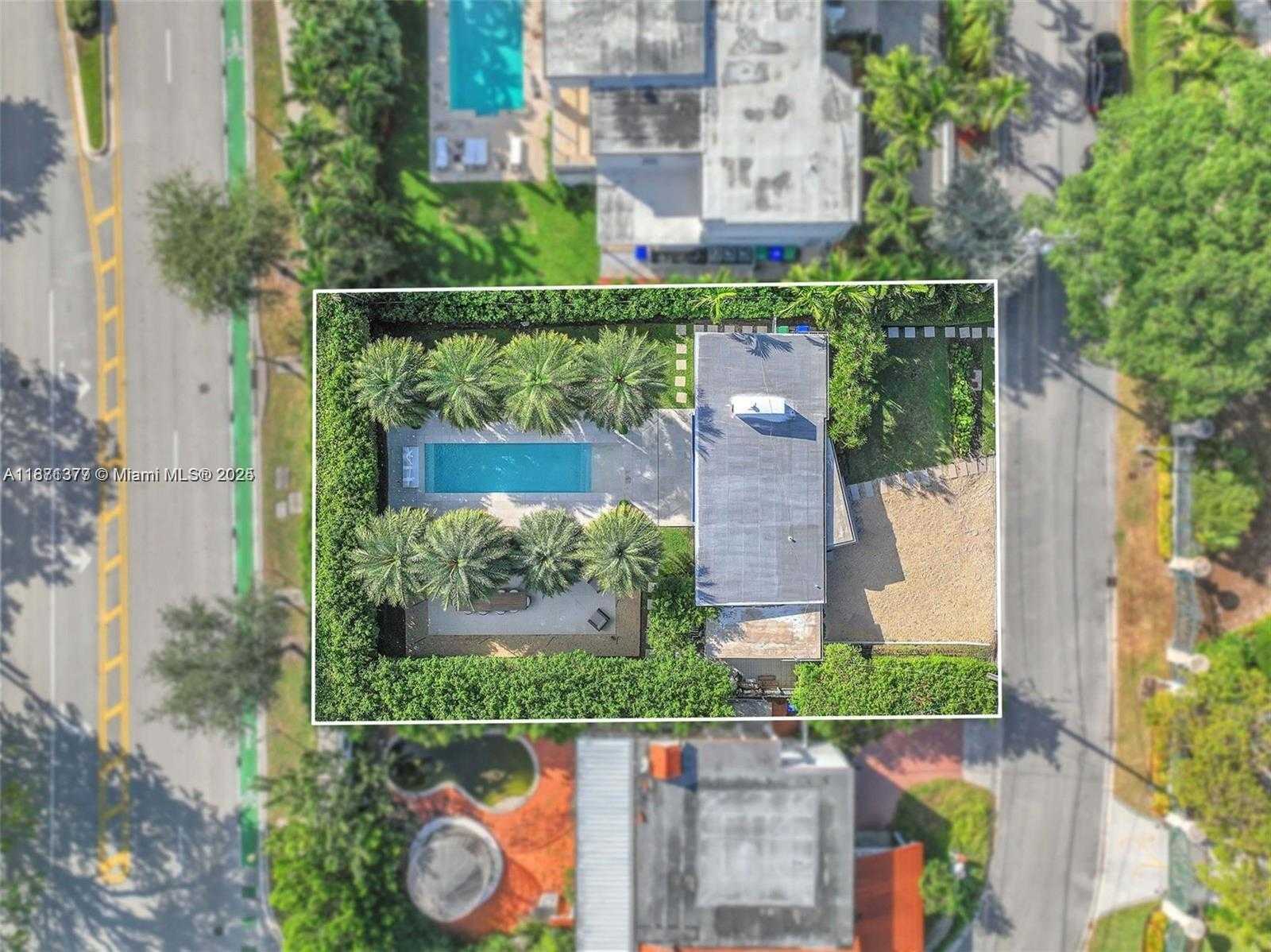 Small Image of 910 NORTH VENETIAN DR, Miami Beach Number 12