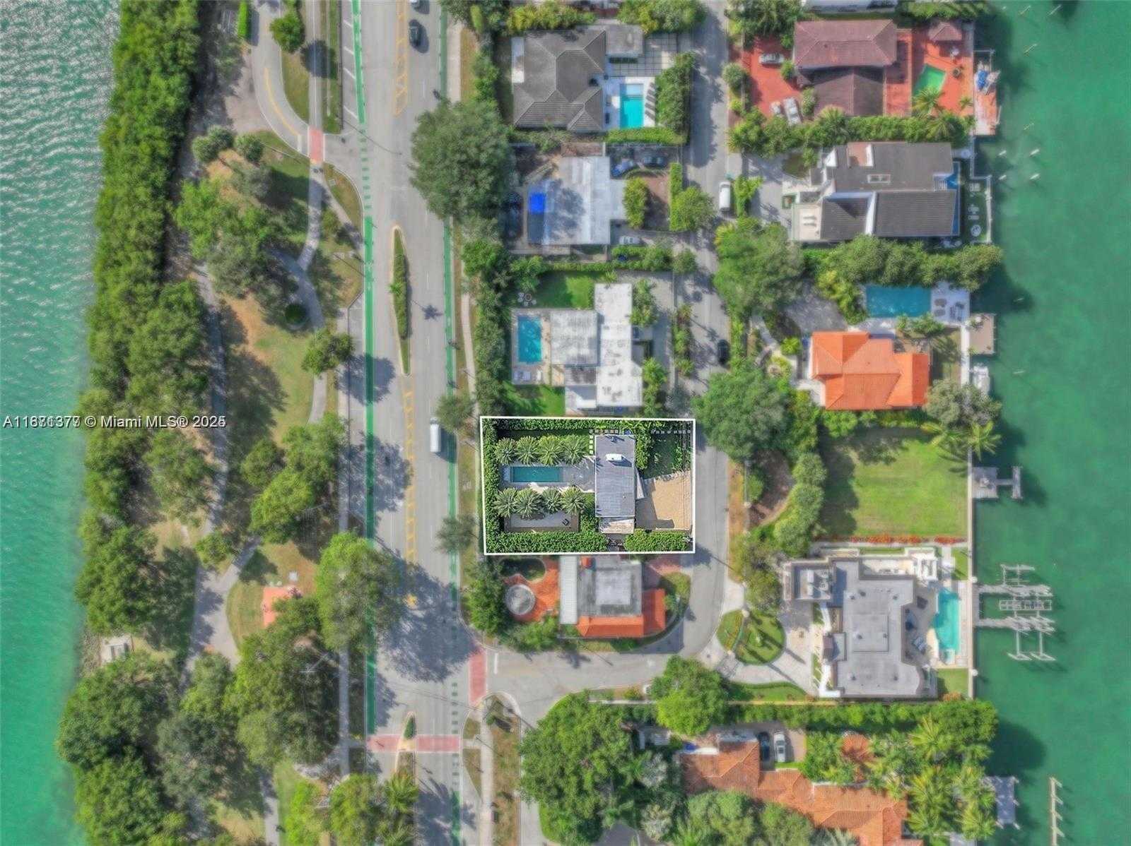 Small Image of 910 NORTH VENETIAN DR, Miami Beach Number 13