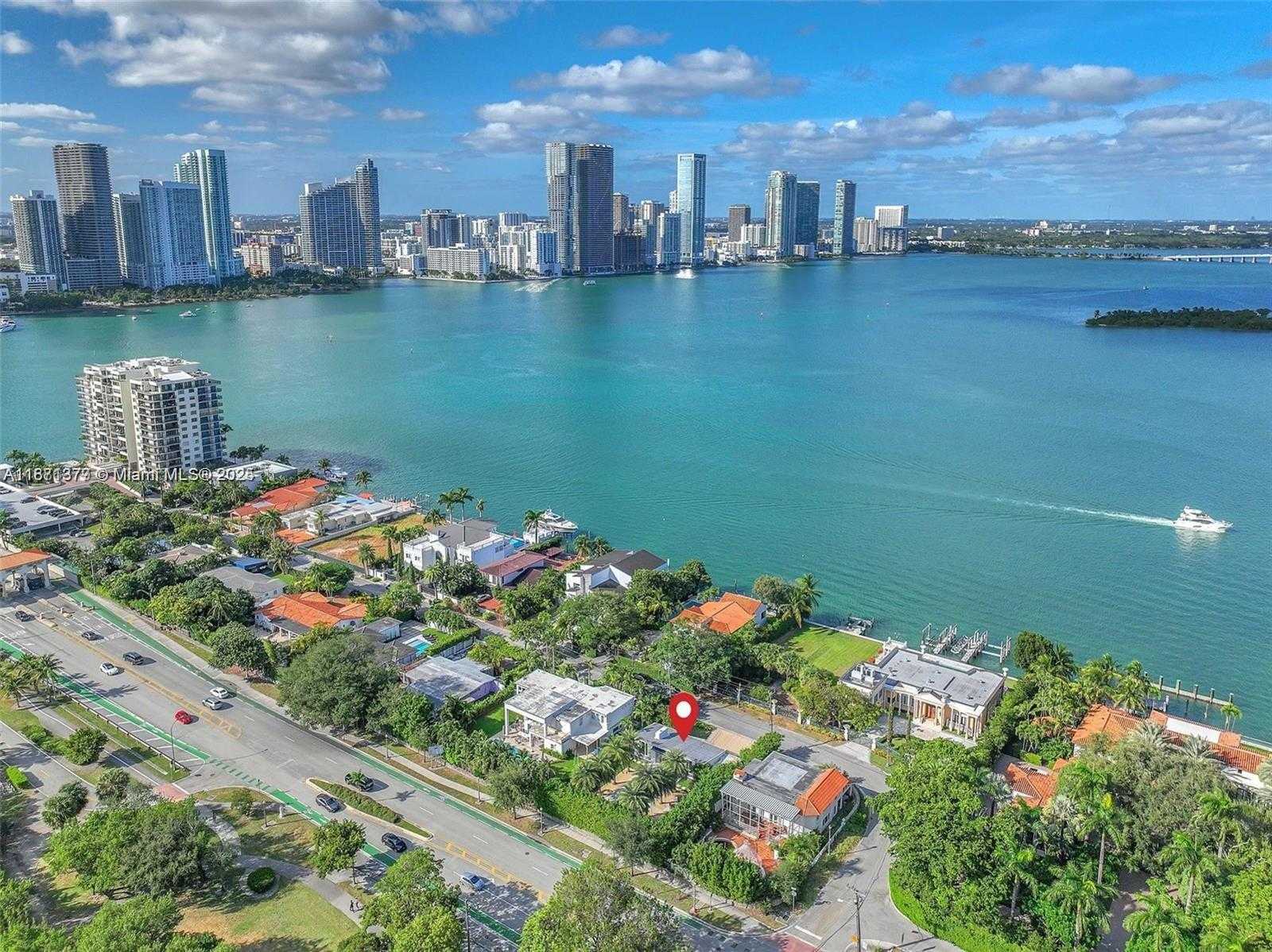Small Image of 910 NORTH VENETIAN DR, Miami Beach Number 14