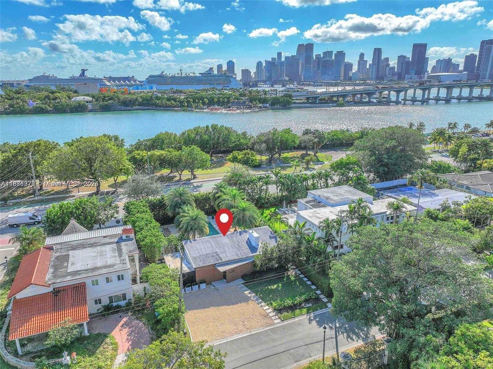 Small Image of 910 NORTH VENETIAN DR, Miami Beach Number 15