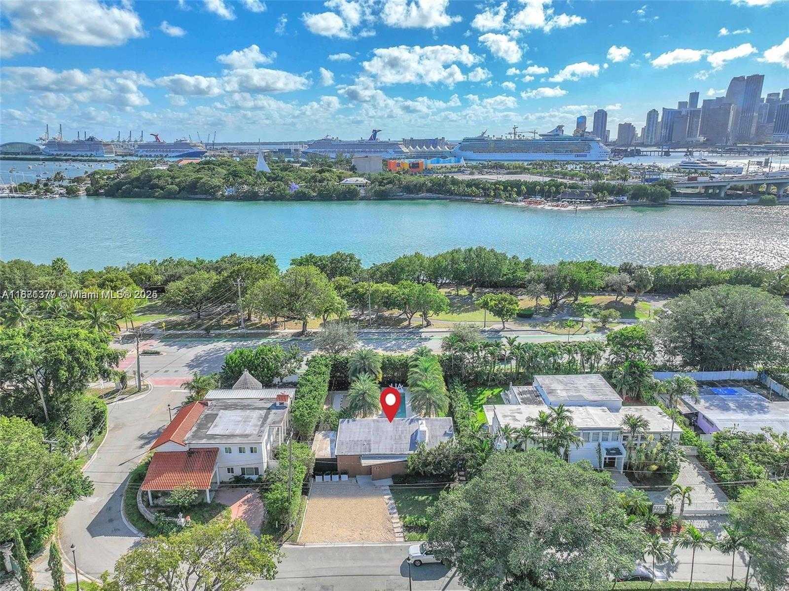 Small Image of 910 NORTH VENETIAN DR, Miami Beach Number 18