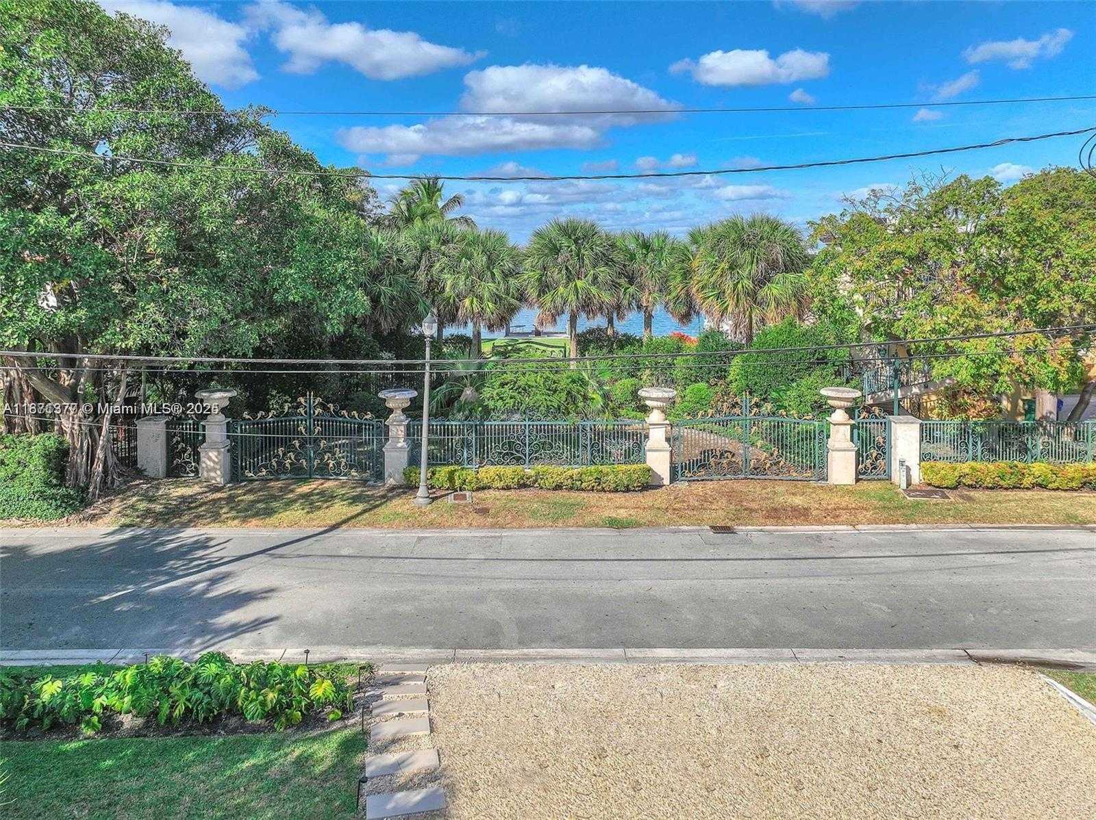 Small Image of 910 NORTH VENETIAN DR, Miami Beach Number 24