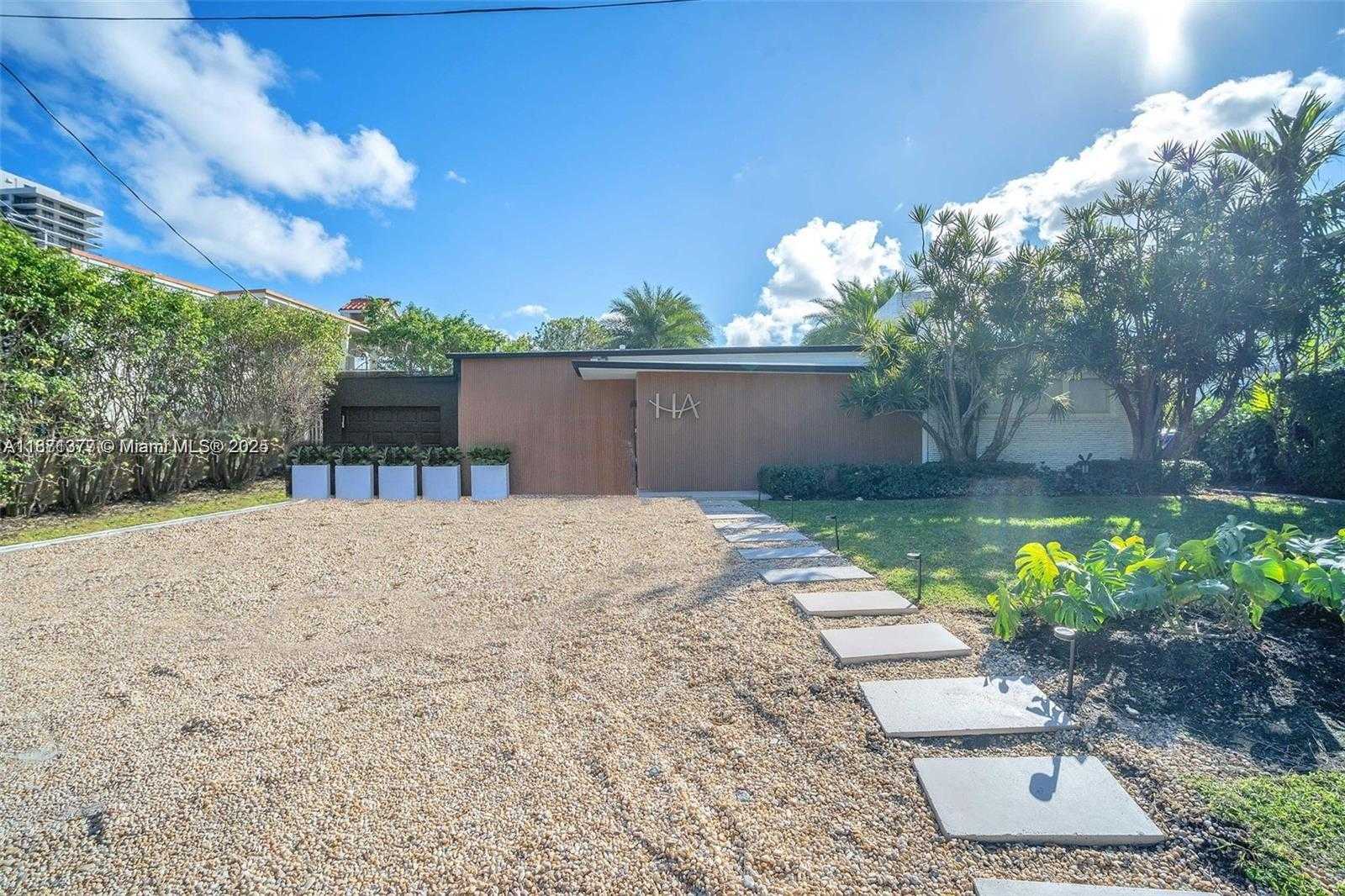 Small Image of 910 NORTH VENETIAN DR, Miami Beach Number 28