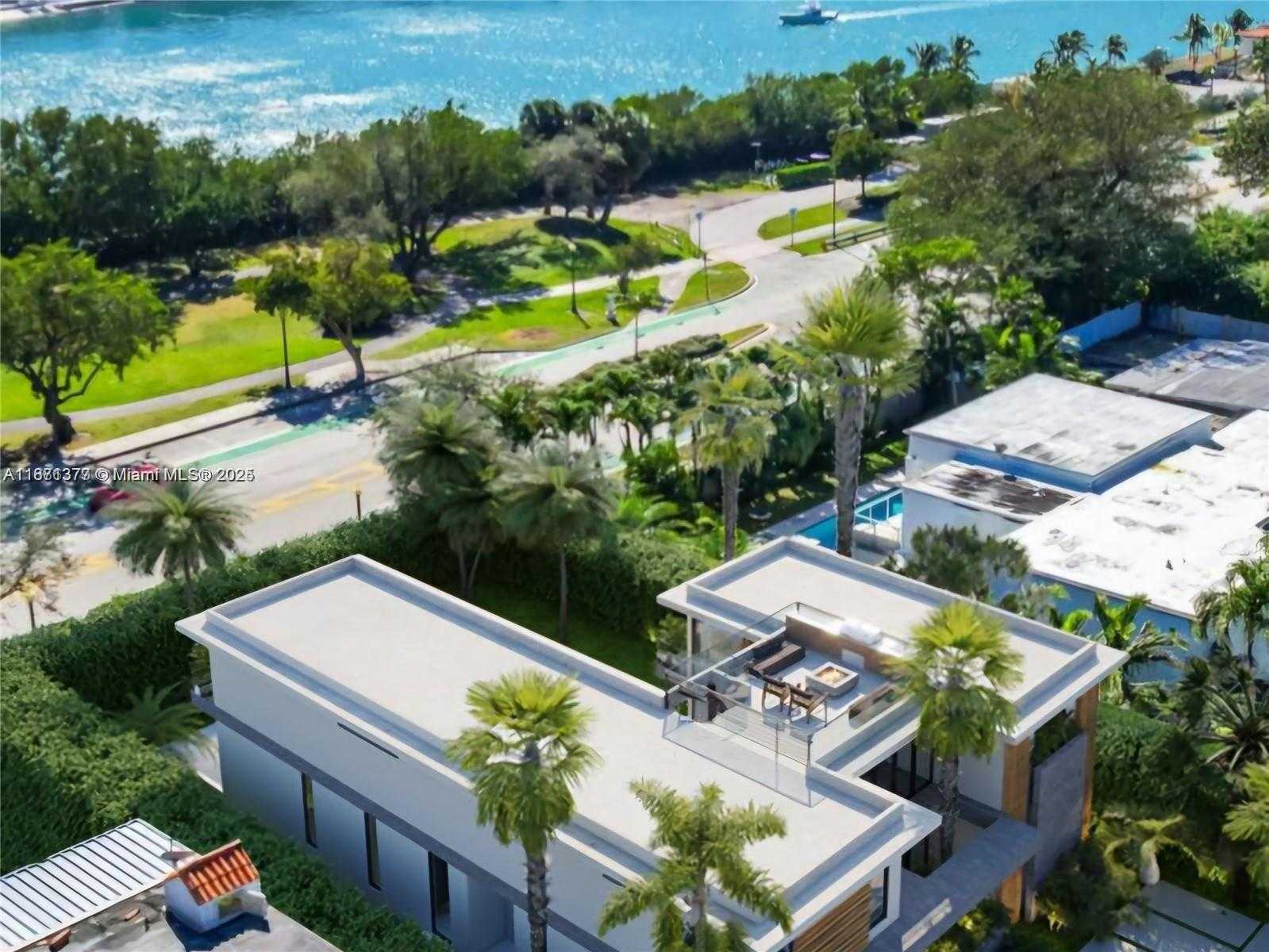 Small Image of 910 NORTH VENETIAN DR, Miami Beach Number 3