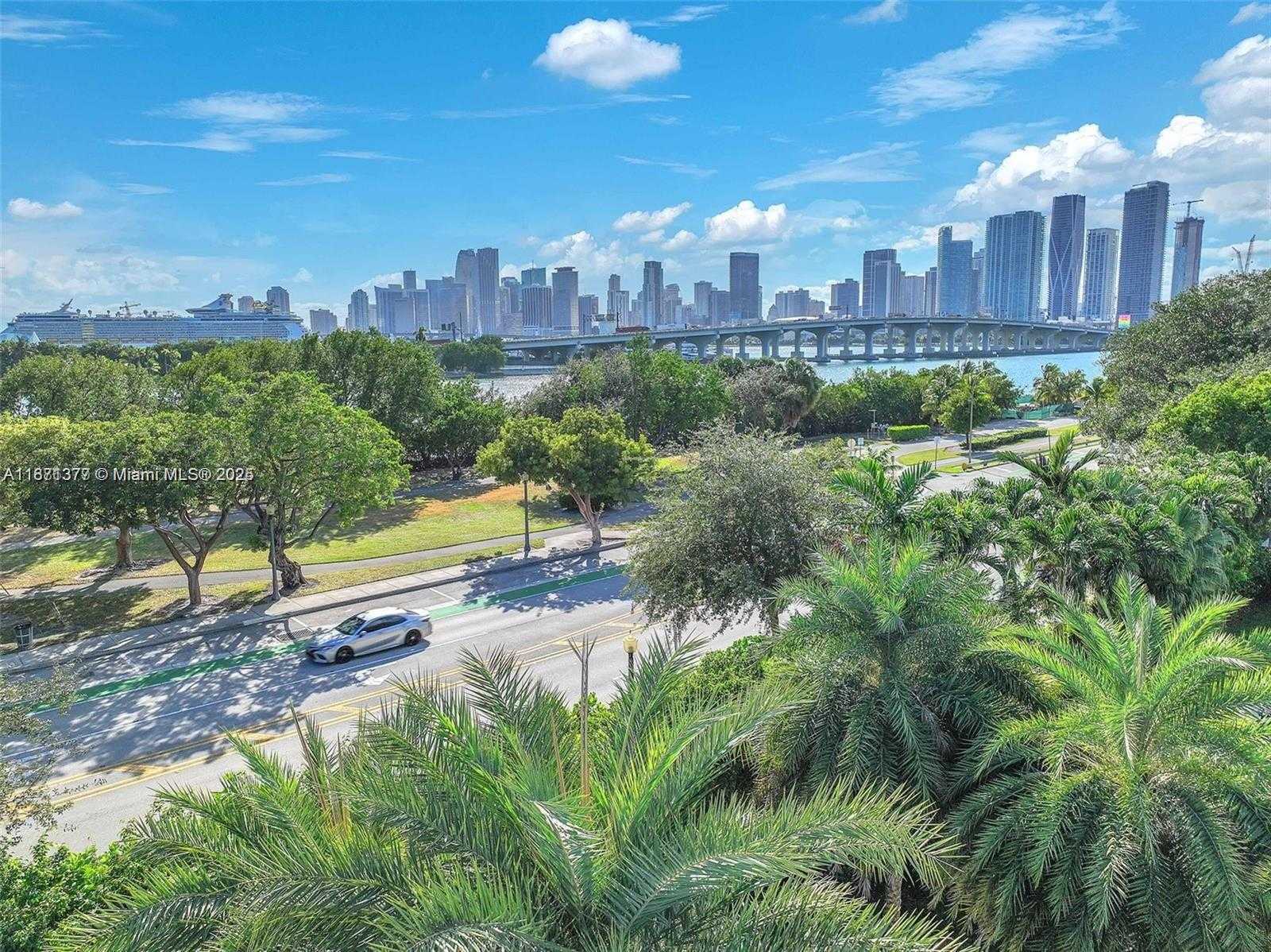 Small Image of 910 NORTH VENETIAN DR, Miami Beach Number 4