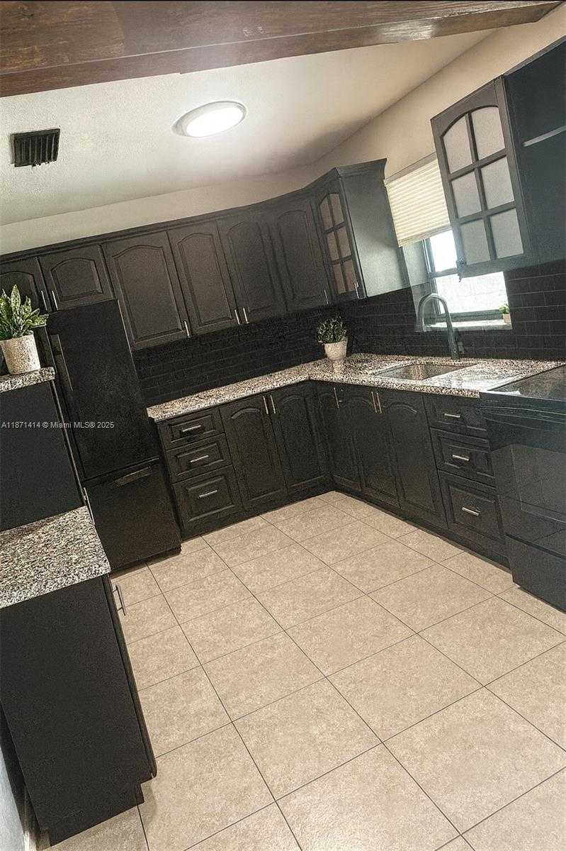 Small Image of 375 EAST OKEECHOBEE RD, Hialeah Number 4