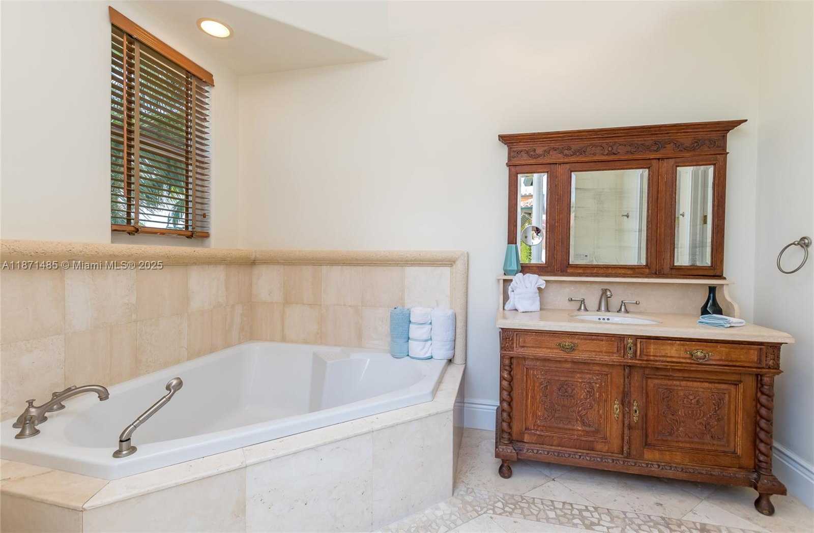 Small Image of 104 PALOMA DR, Coral Gables Number 35