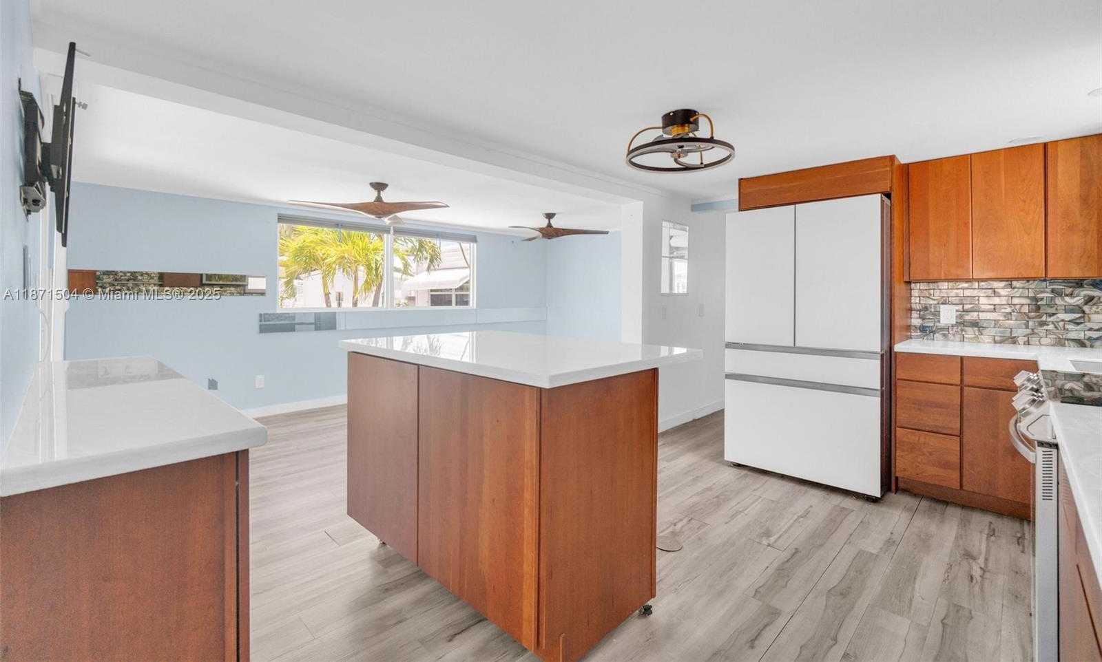 Small Image of 204 FLAMINGO DR, Briny Breezes Number 13