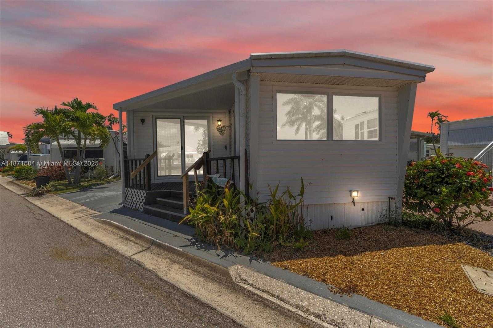 Small Image of 204 FLAMINGO DR, Briny Breezes Number 3