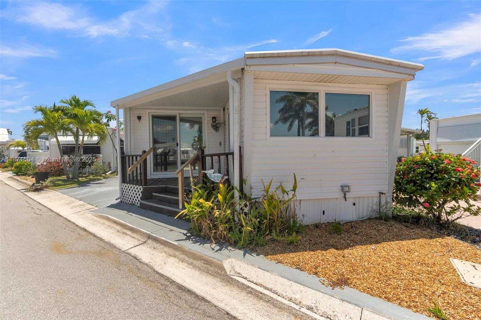 Small Image of 204 FLAMINGO DR, Briny Breezes Number 36