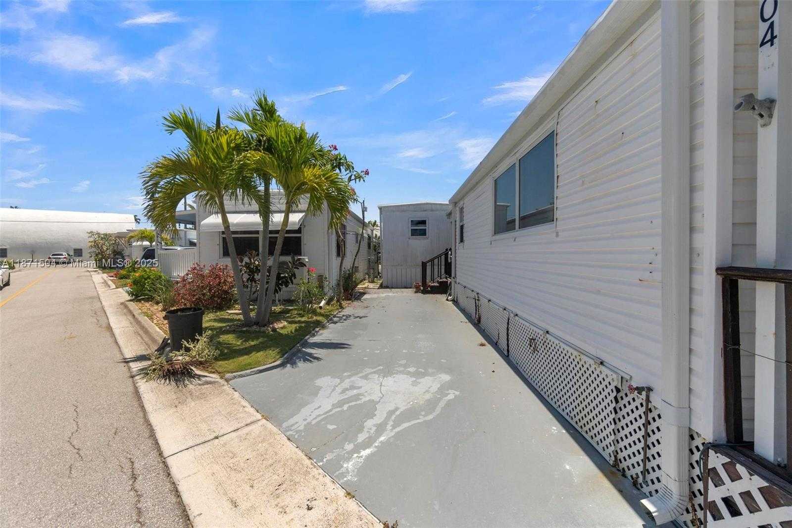 Small Image of 204 FLAMINGO DR, Briny Breezes Number 37