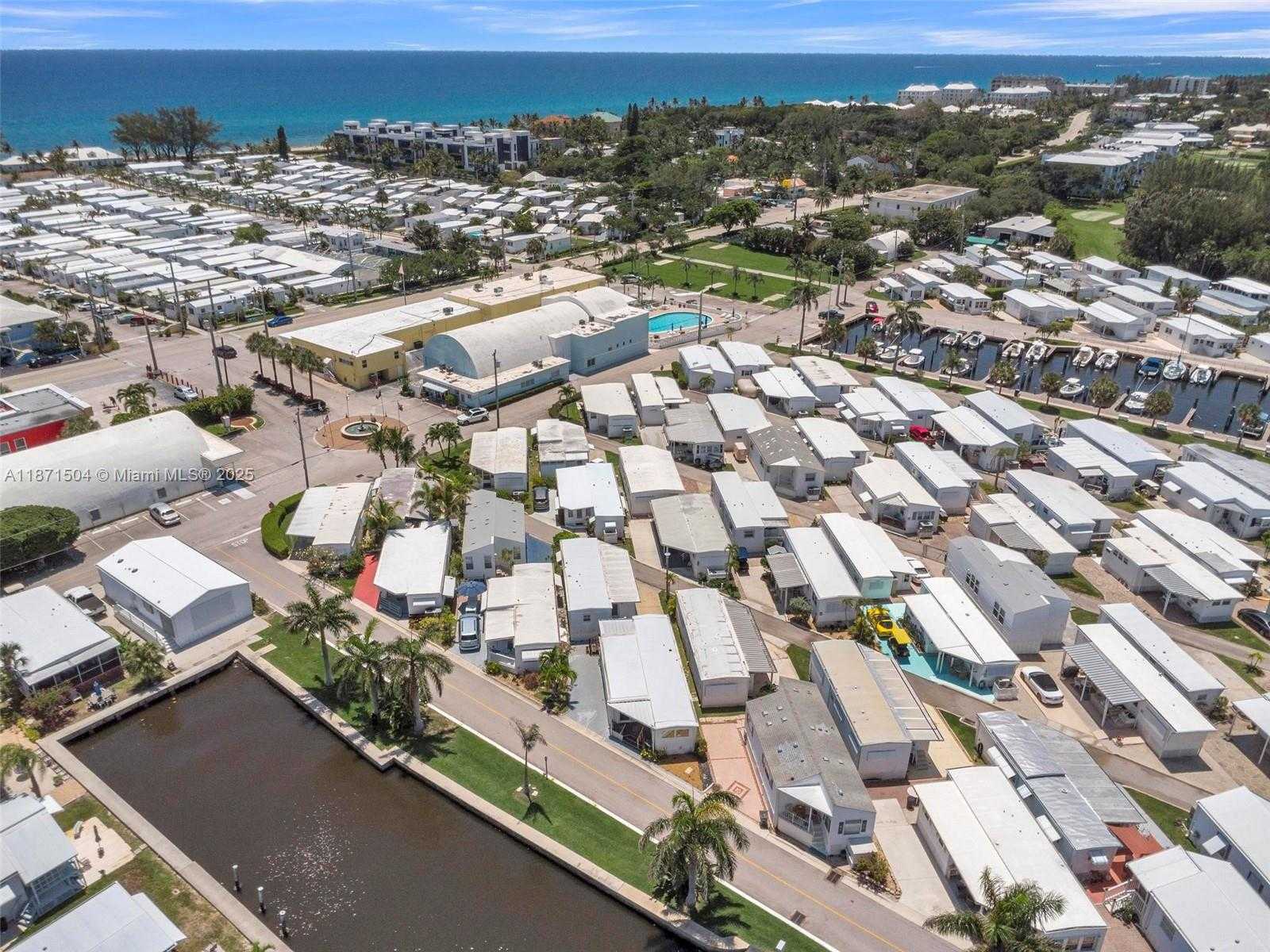 Small Image of 204 FLAMINGO DR, Briny Breezes Number 38