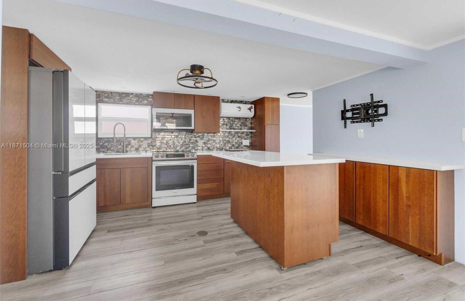 Small Image of 204 FLAMINGO DR, Briny Breezes Number 7