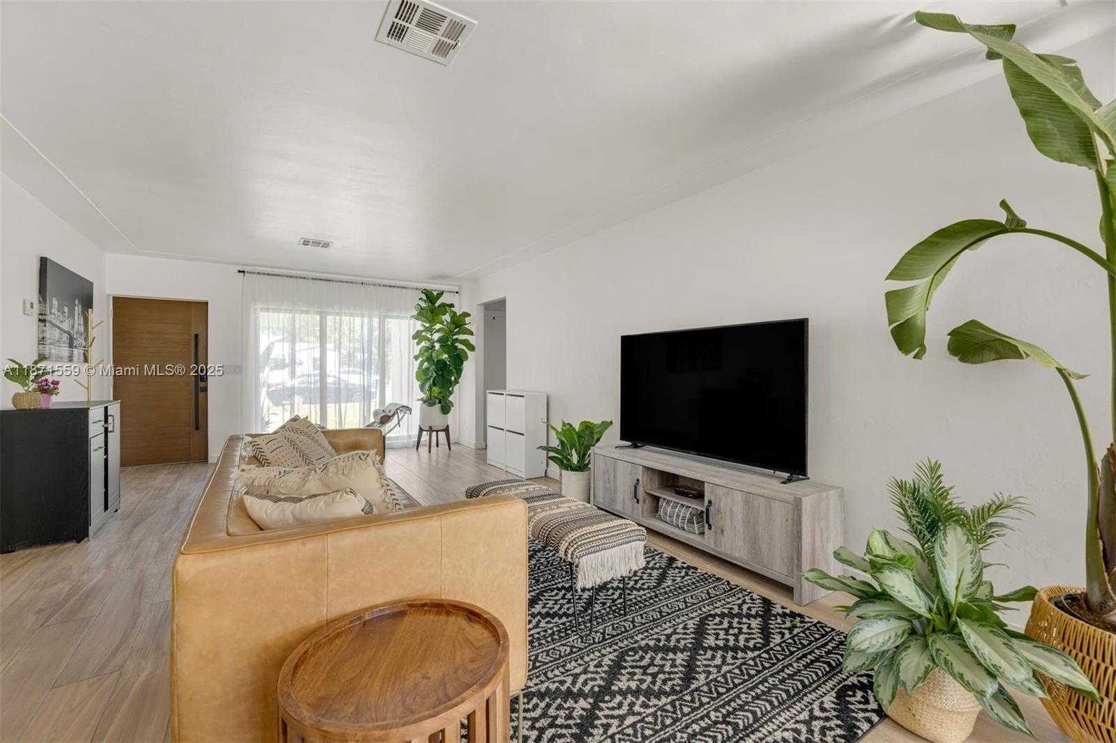 Small Image of 1370 71ST ST, Miami Beach Number 3