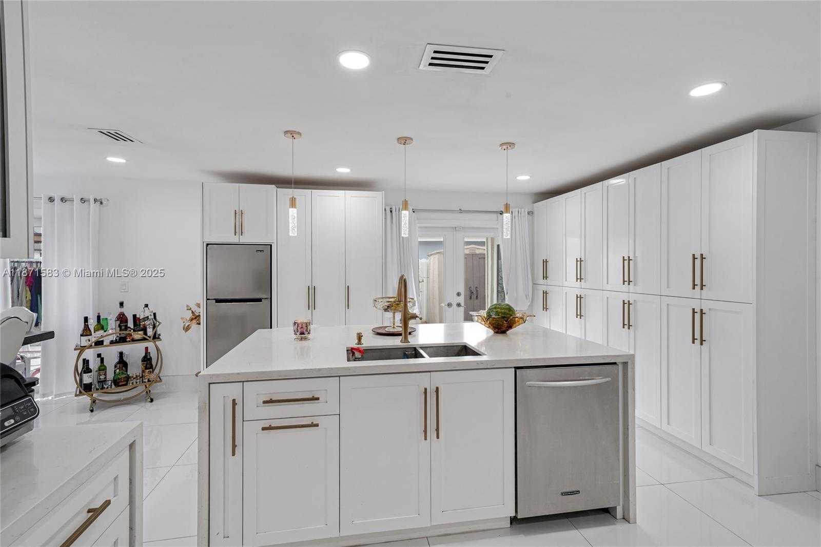 Small Image of 741 SOUTH WEST 99TH CT CIR, Miami Number 4