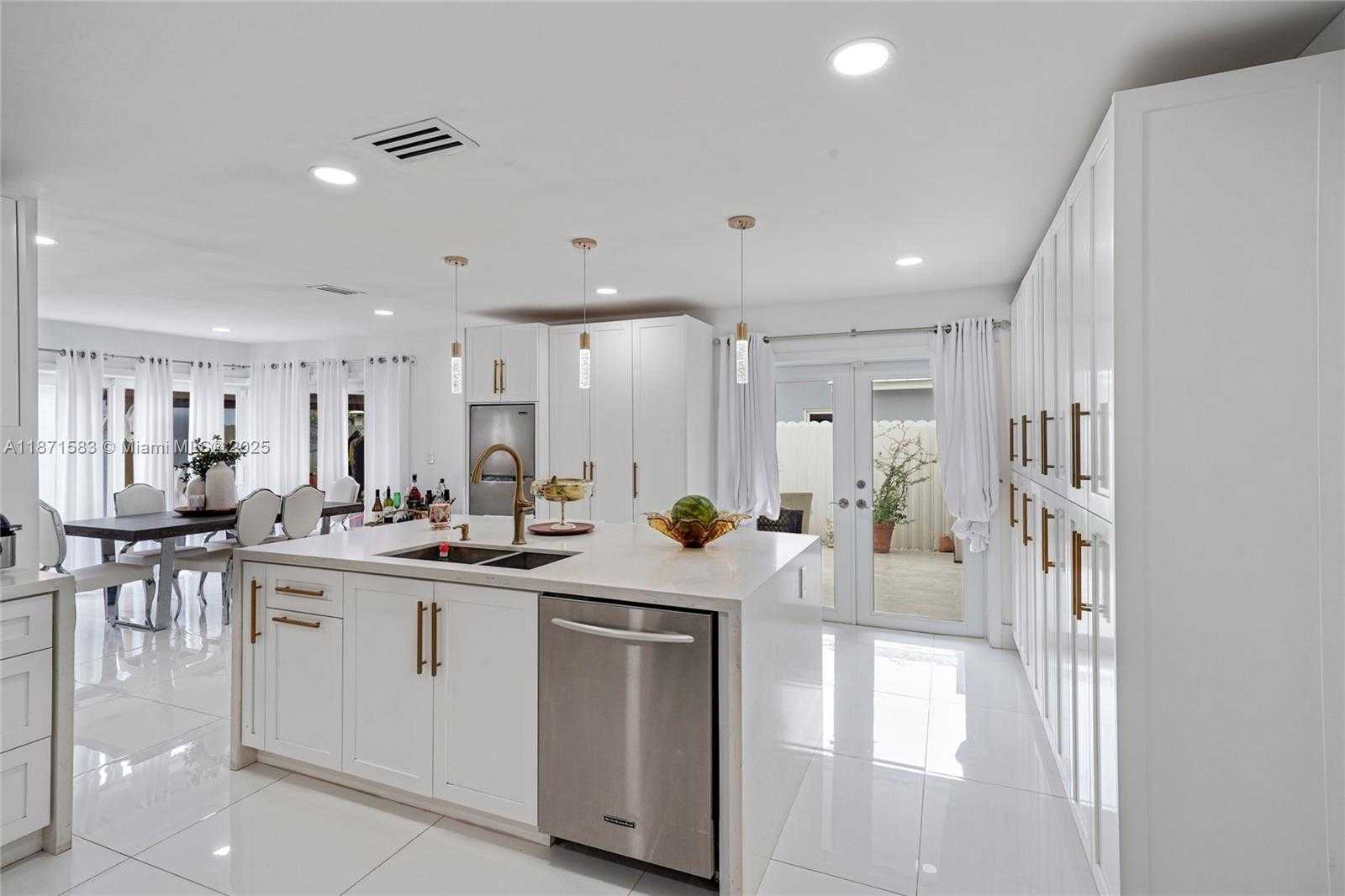 Small Image of 741 SOUTH WEST 99TH CT CIR, Miami Number 5
