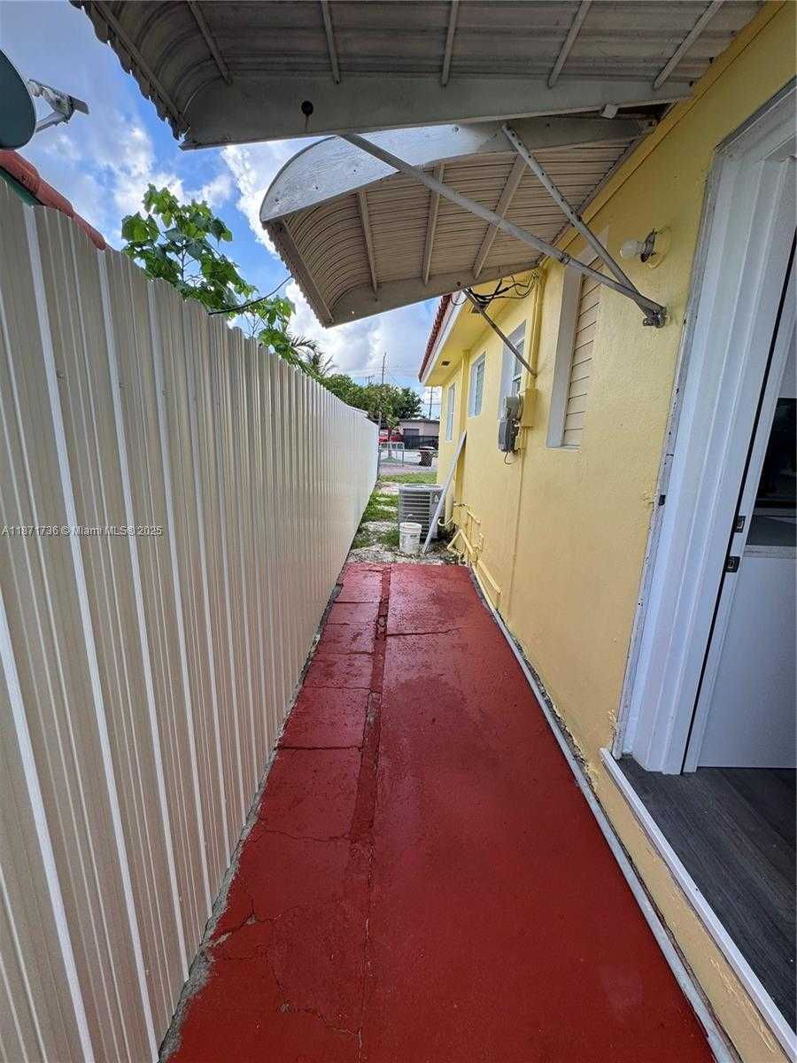 Small Image of 685 SOUTH EAST PARK DR, Hialeah Number 10