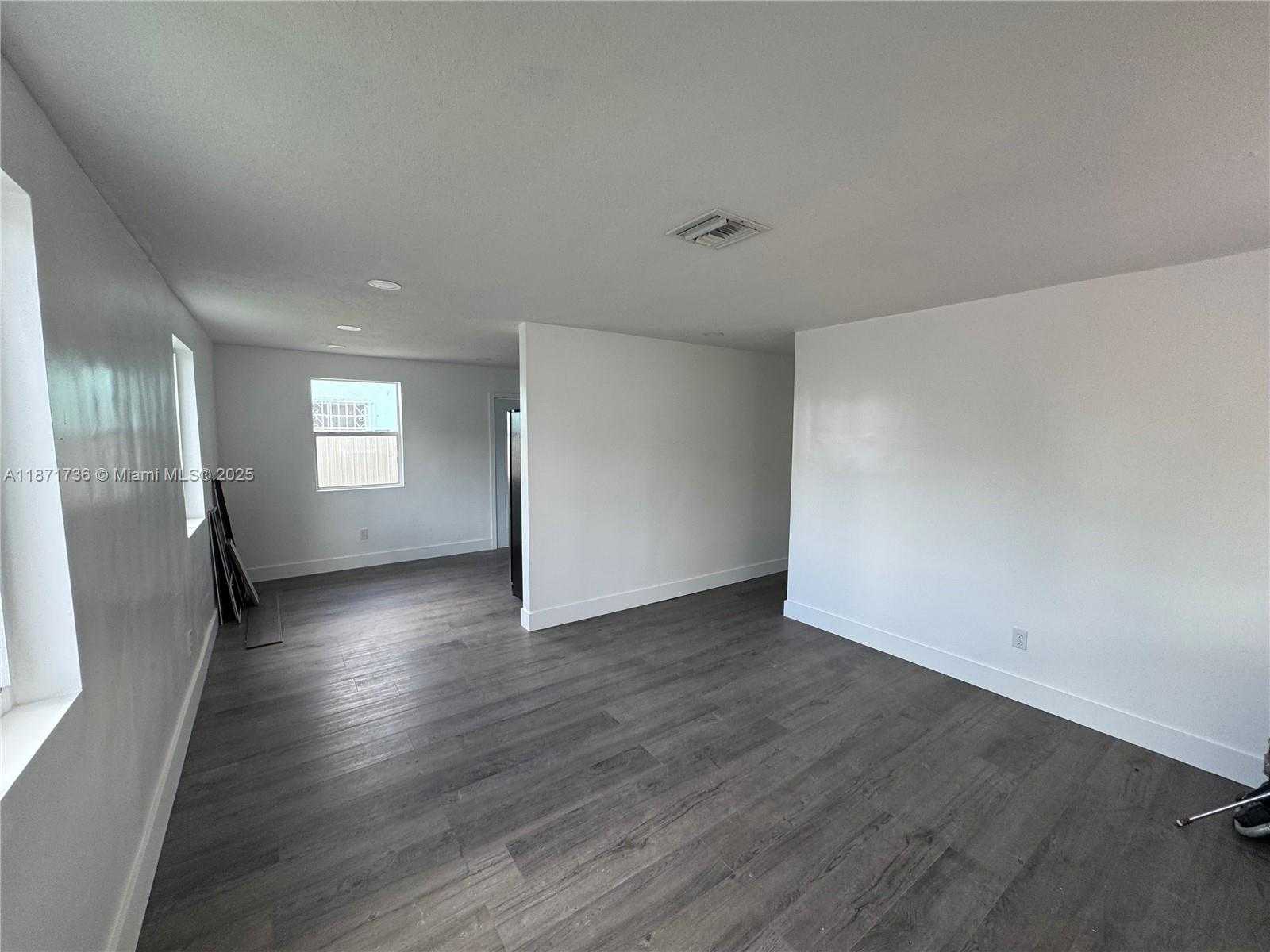 Small Image of 685 SOUTH EAST PARK DR, Hialeah Number 11