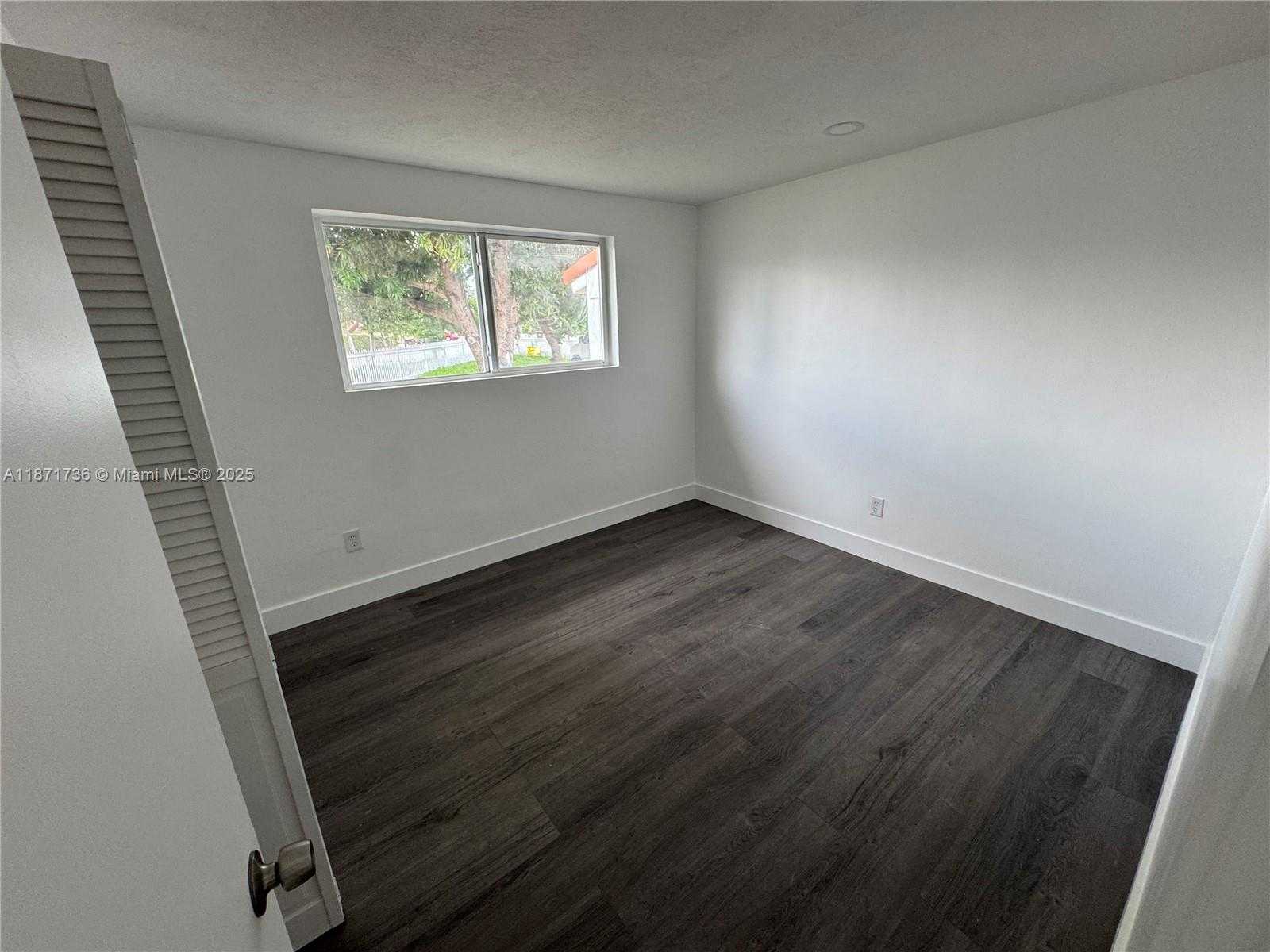 Small Image of 685 SOUTH EAST PARK DR, Hialeah Number 15