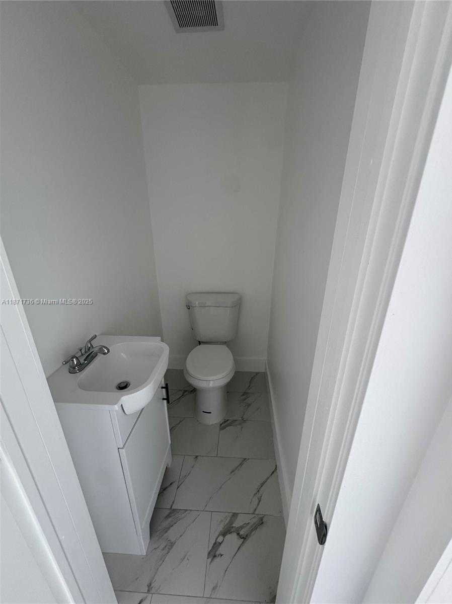 Small Image of 685 SOUTH EAST PARK DR, Hialeah Number 16