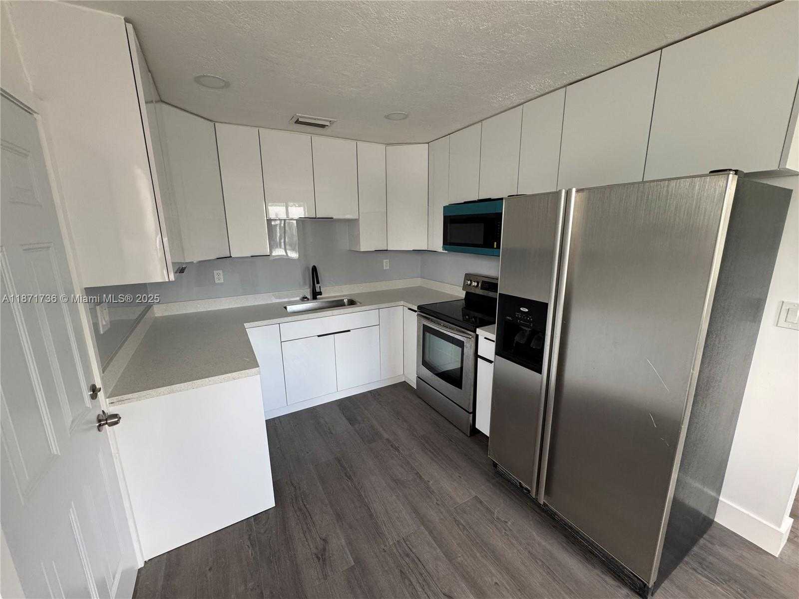 Small Image of 685 SOUTH EAST PARK DR, Hialeah Number 17