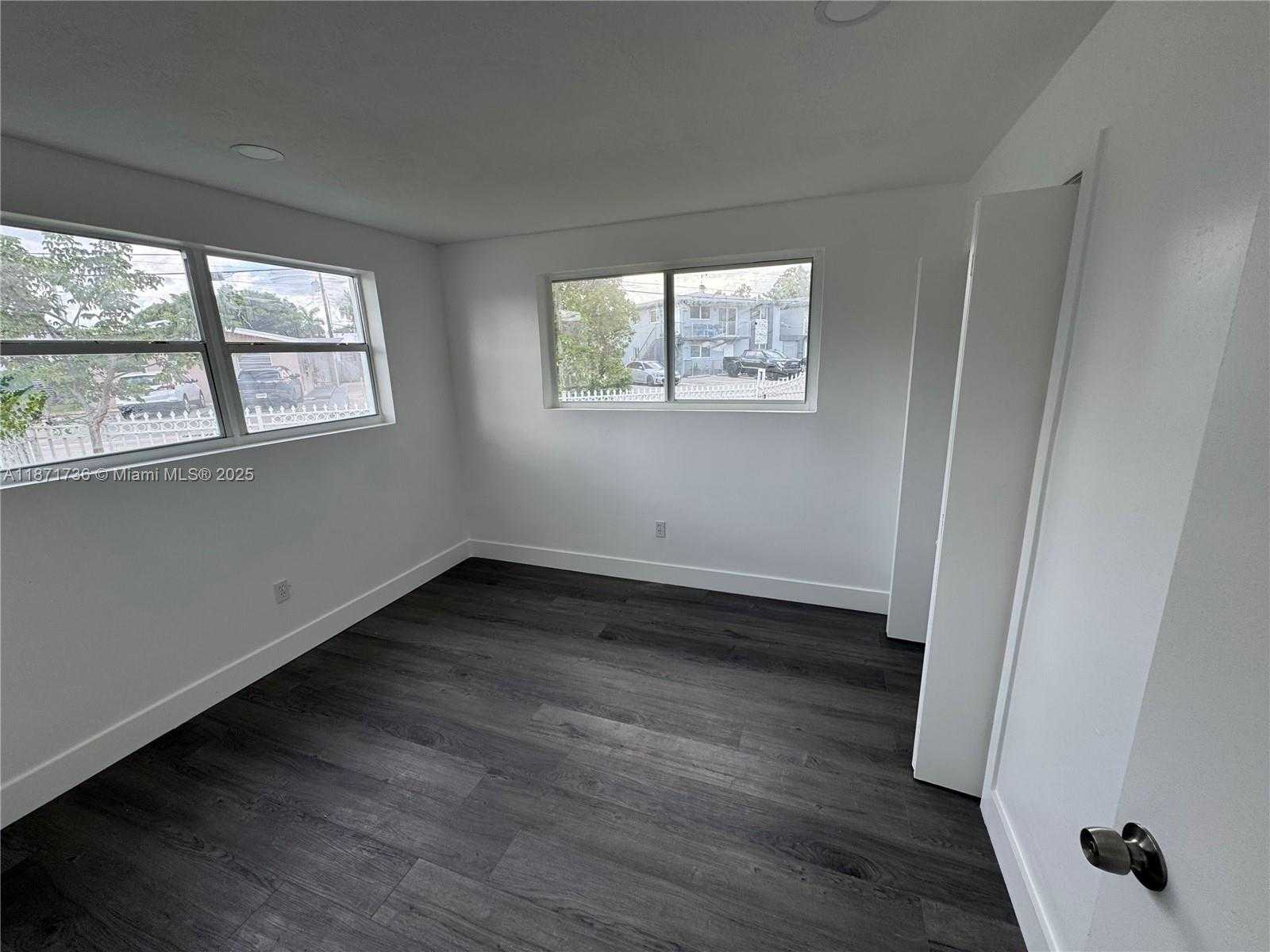 Small Image of 685 SOUTH EAST PARK DR, Hialeah Number 18