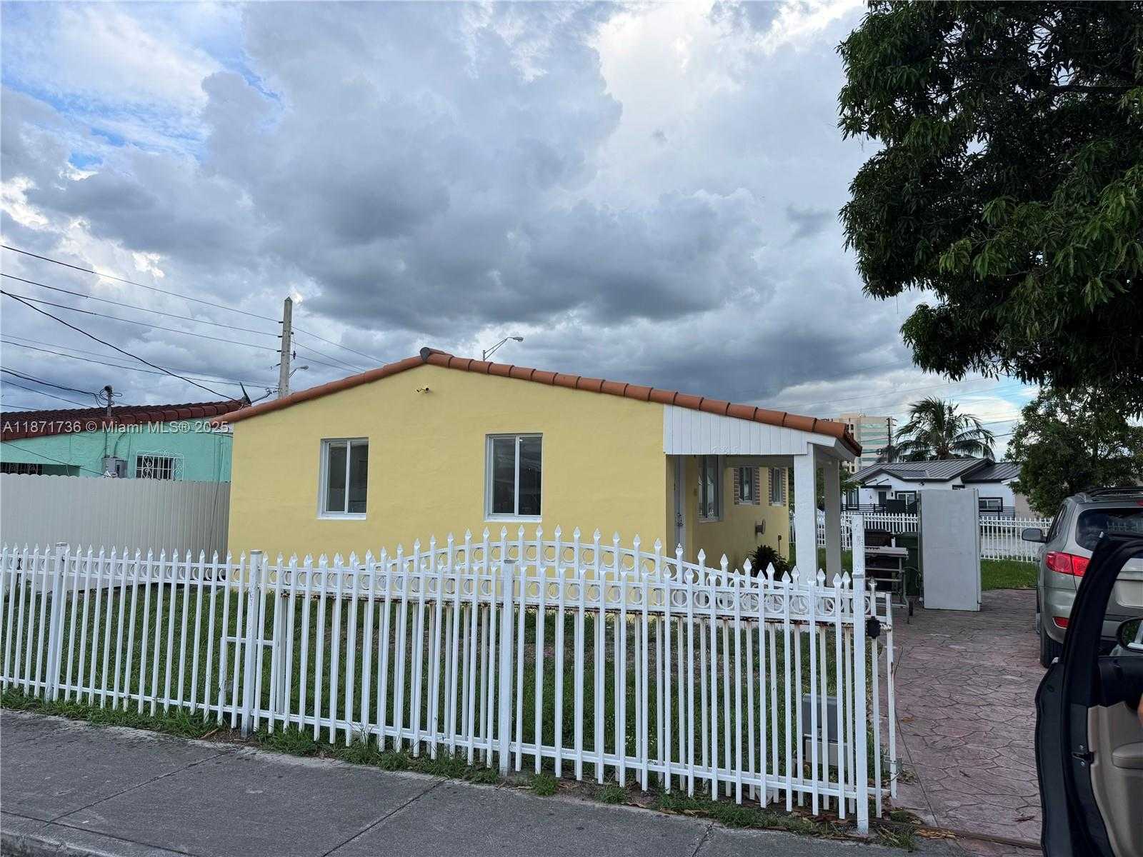 Small Image of 685 SOUTH EAST PARK DR, Hialeah Number 2