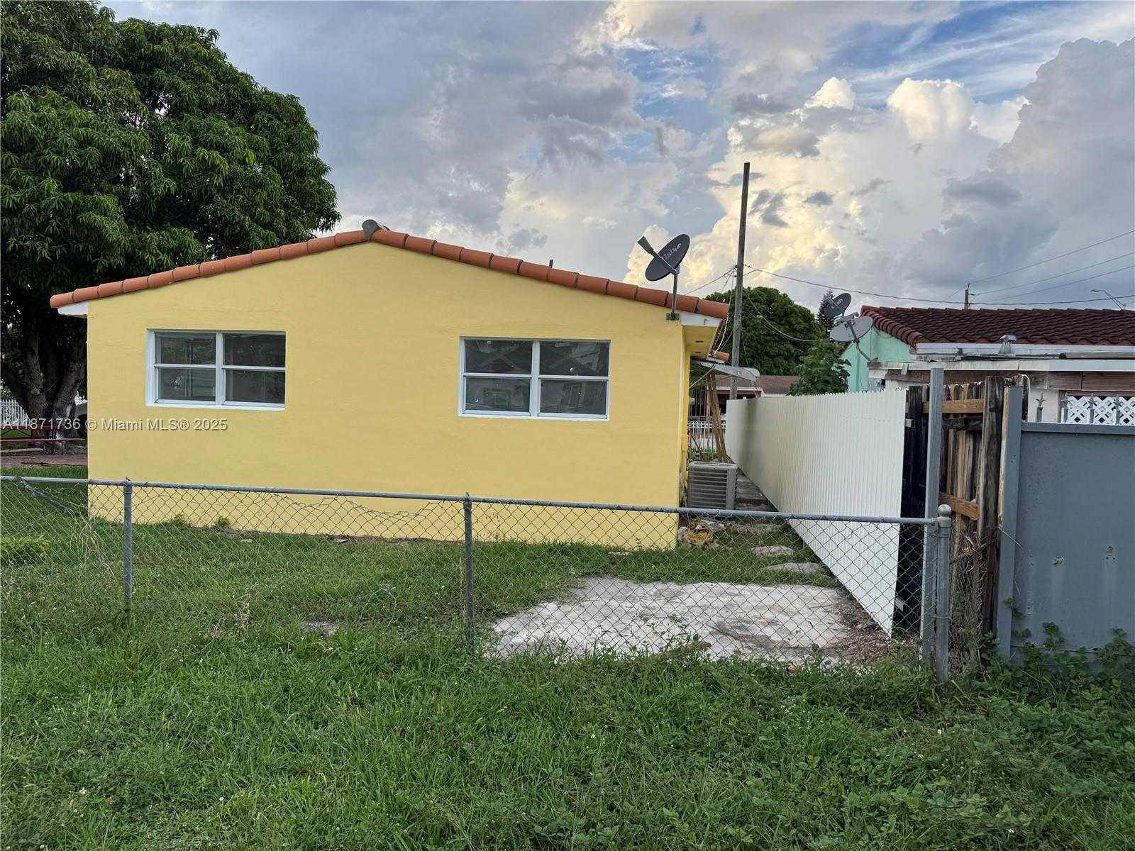 Small Image of 685 SOUTH EAST PARK DR, Hialeah Number 3