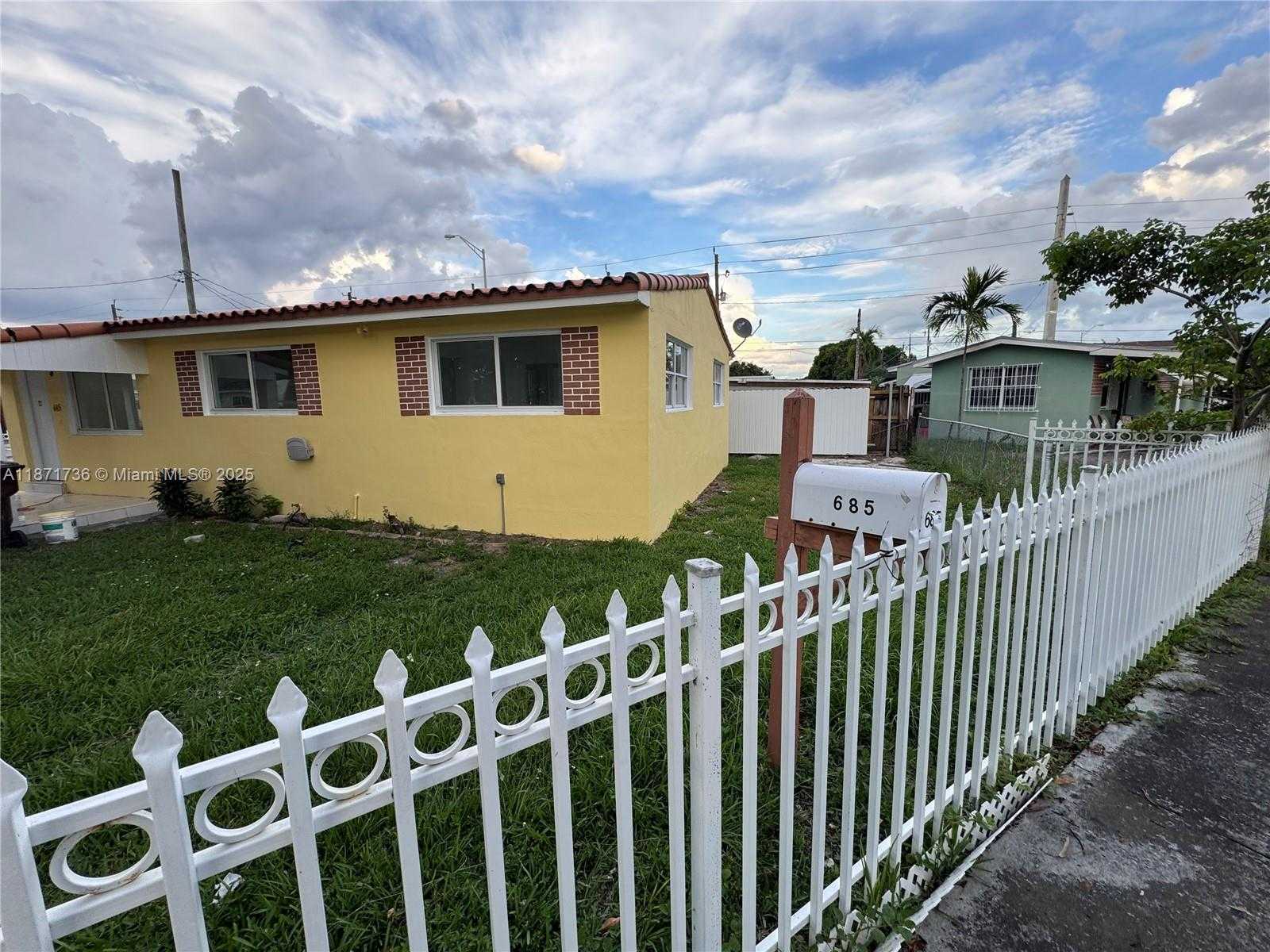 Small Image of 685 SOUTH EAST PARK DR, Hialeah Number 4