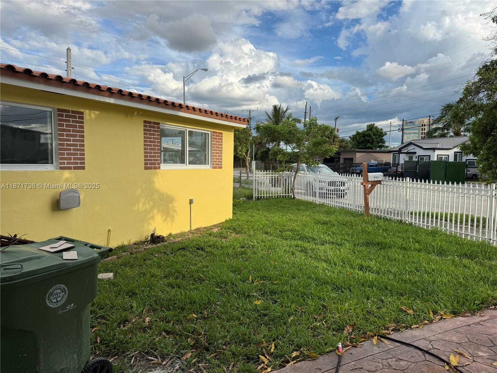 Small Image of 685 SOUTH EAST PARK DR, Hialeah Number 7