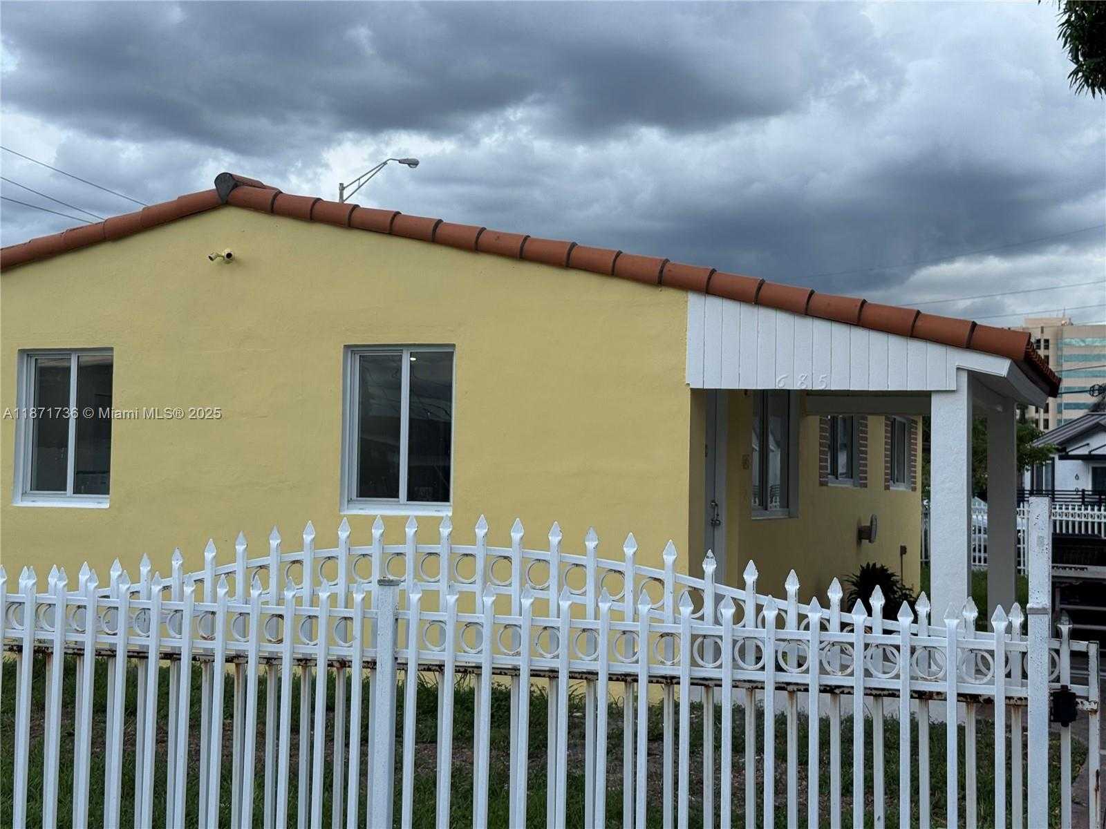 Small Image of 685 SOUTH EAST PARK DR, Hialeah Number 8