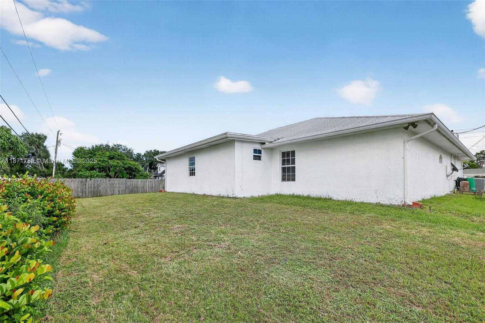 Small Image of 1019 SOUTH WEST CALIFORNIA BLVD, Port St. Lucie Number 34