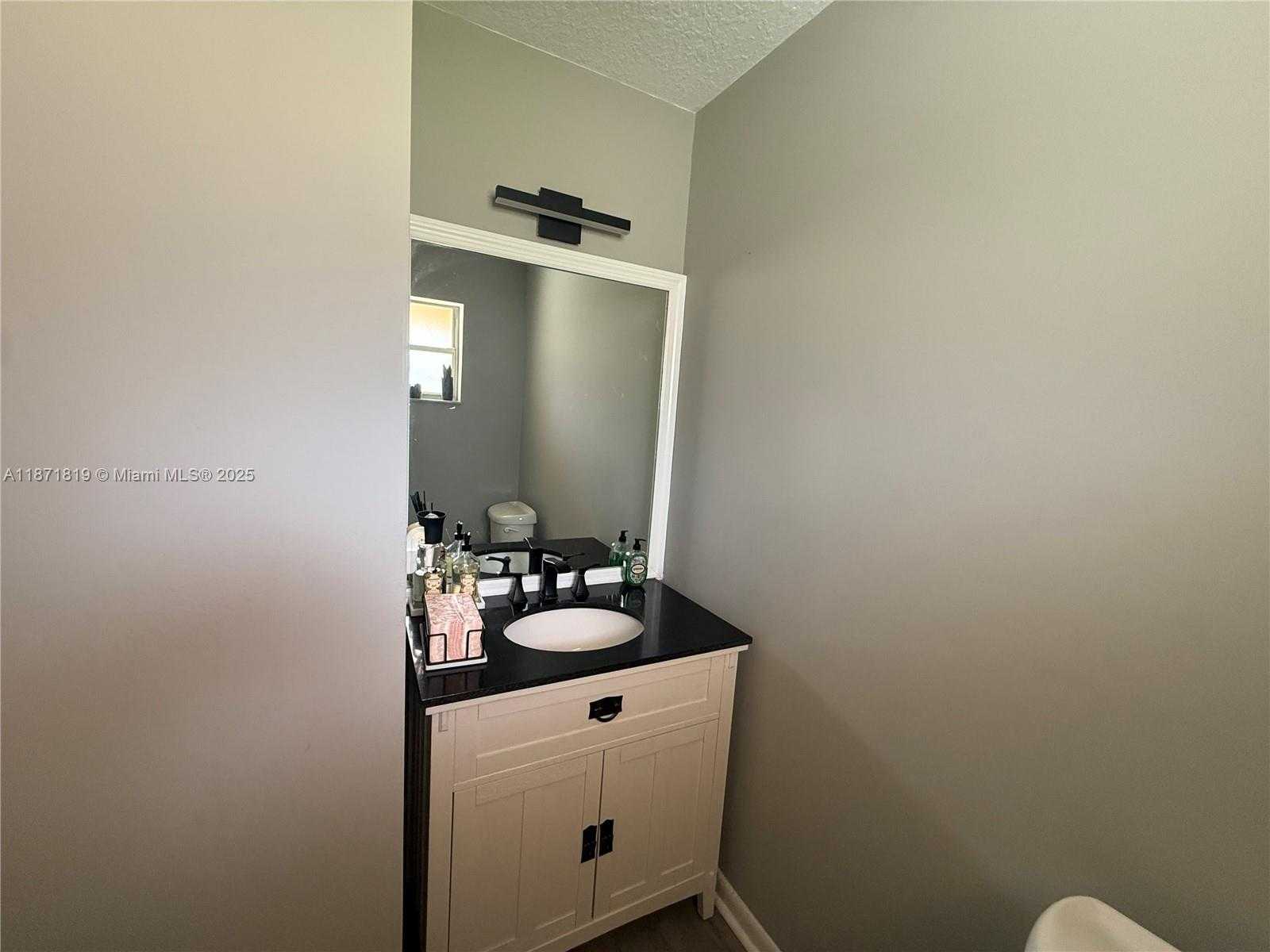 Small Image of 1054 SOUTH EAST 6TH CT, Dania Beach Number 9