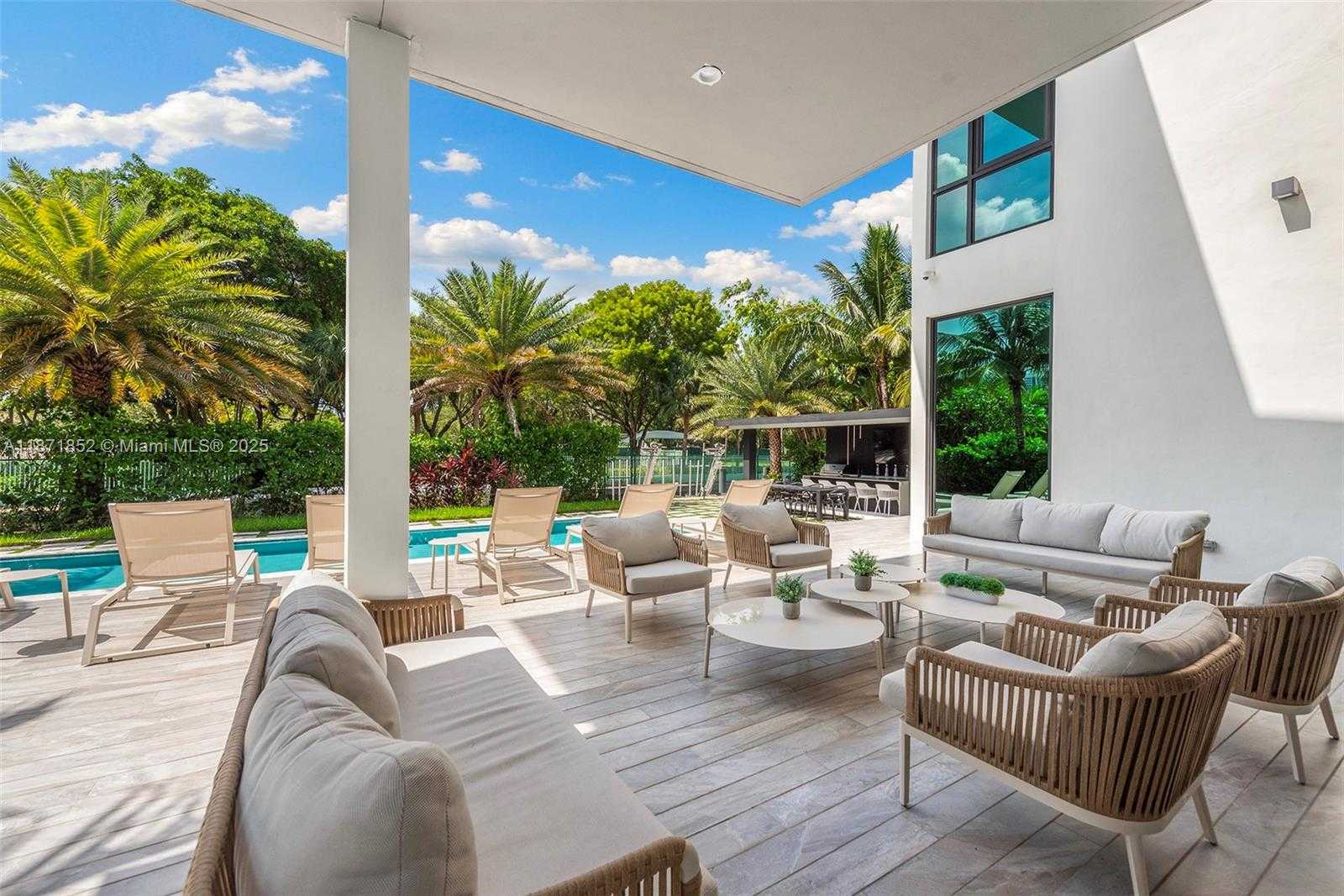 Small Image of 521 HOLIDAY DR, Hallandale Beach Number 10