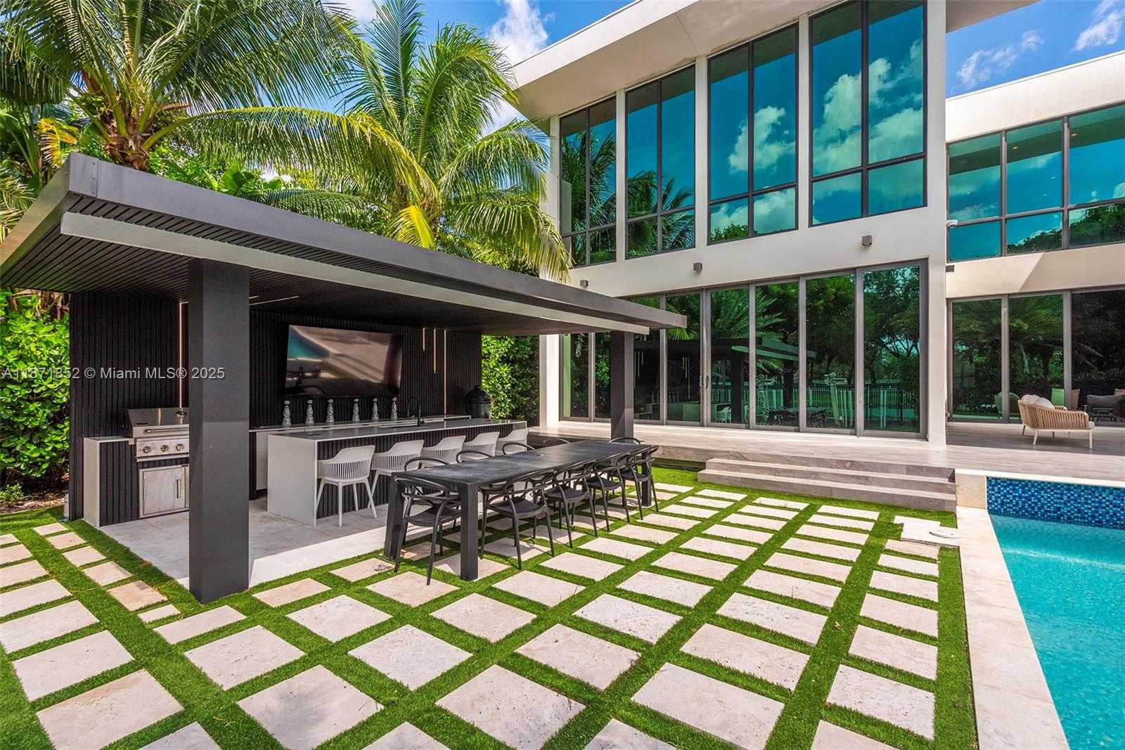 Small Image of 521 HOLIDAY DR, Hallandale Beach Number 11