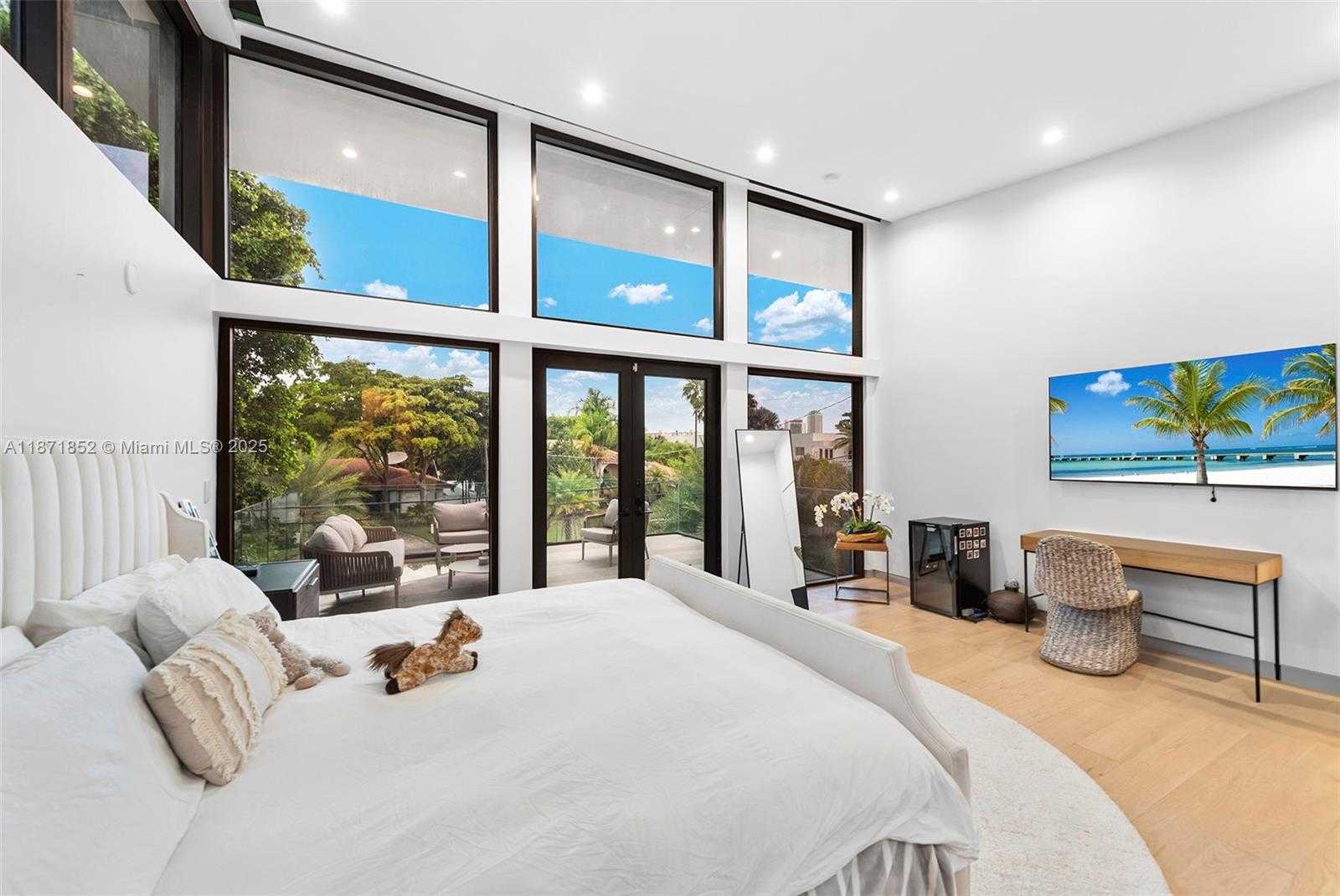 Small Image of 521 HOLIDAY DR, Hallandale Beach Number 34