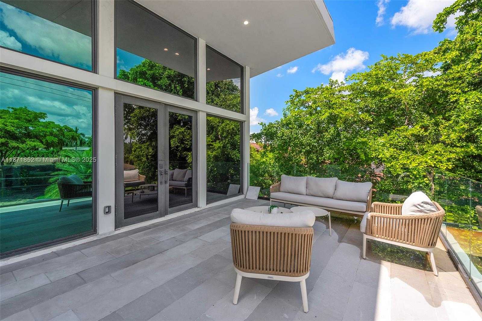Small Image of 521 HOLIDAY DR, Hallandale Beach Number 36