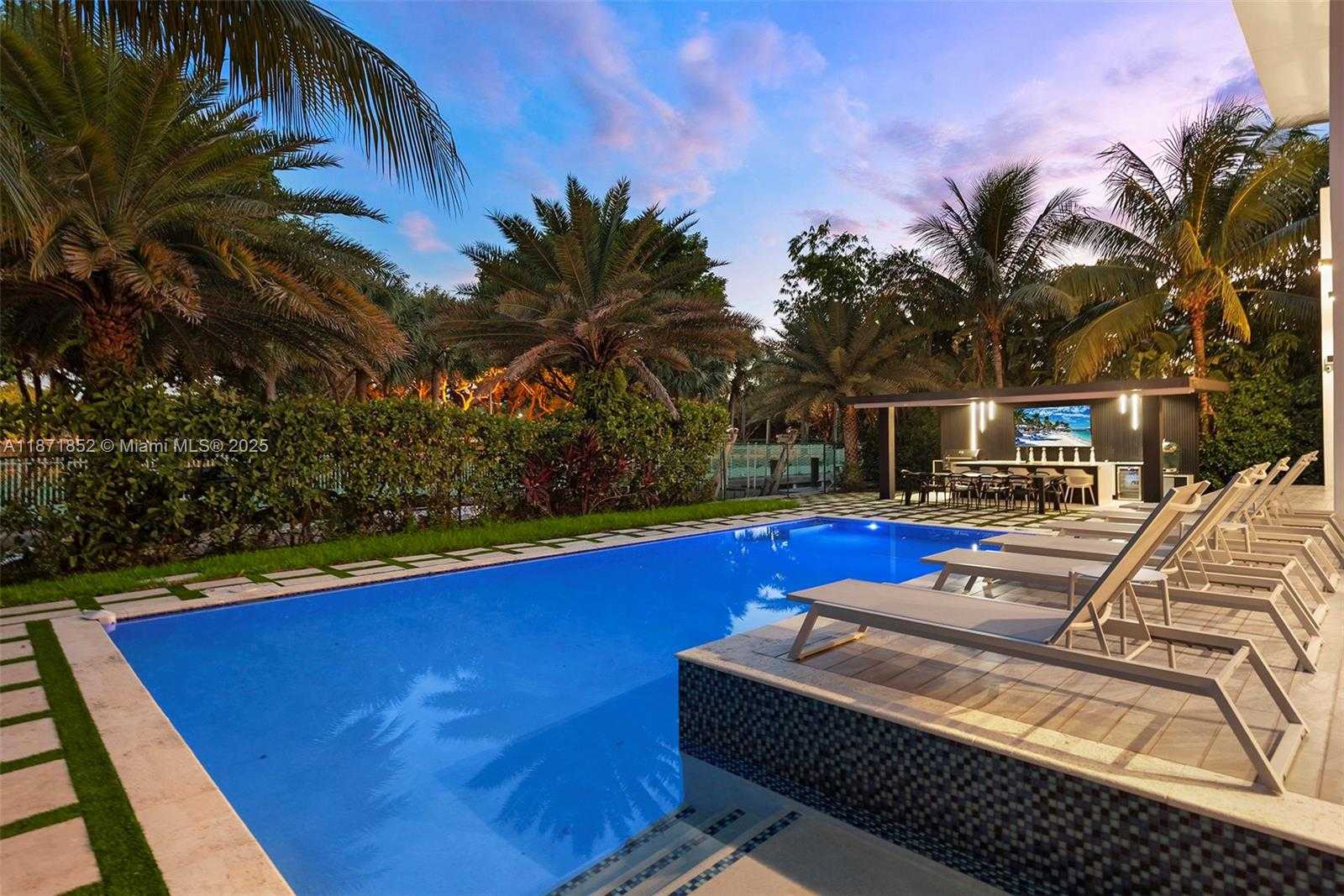 Small Image of 521 HOLIDAY DR, Hallandale Beach Number 46