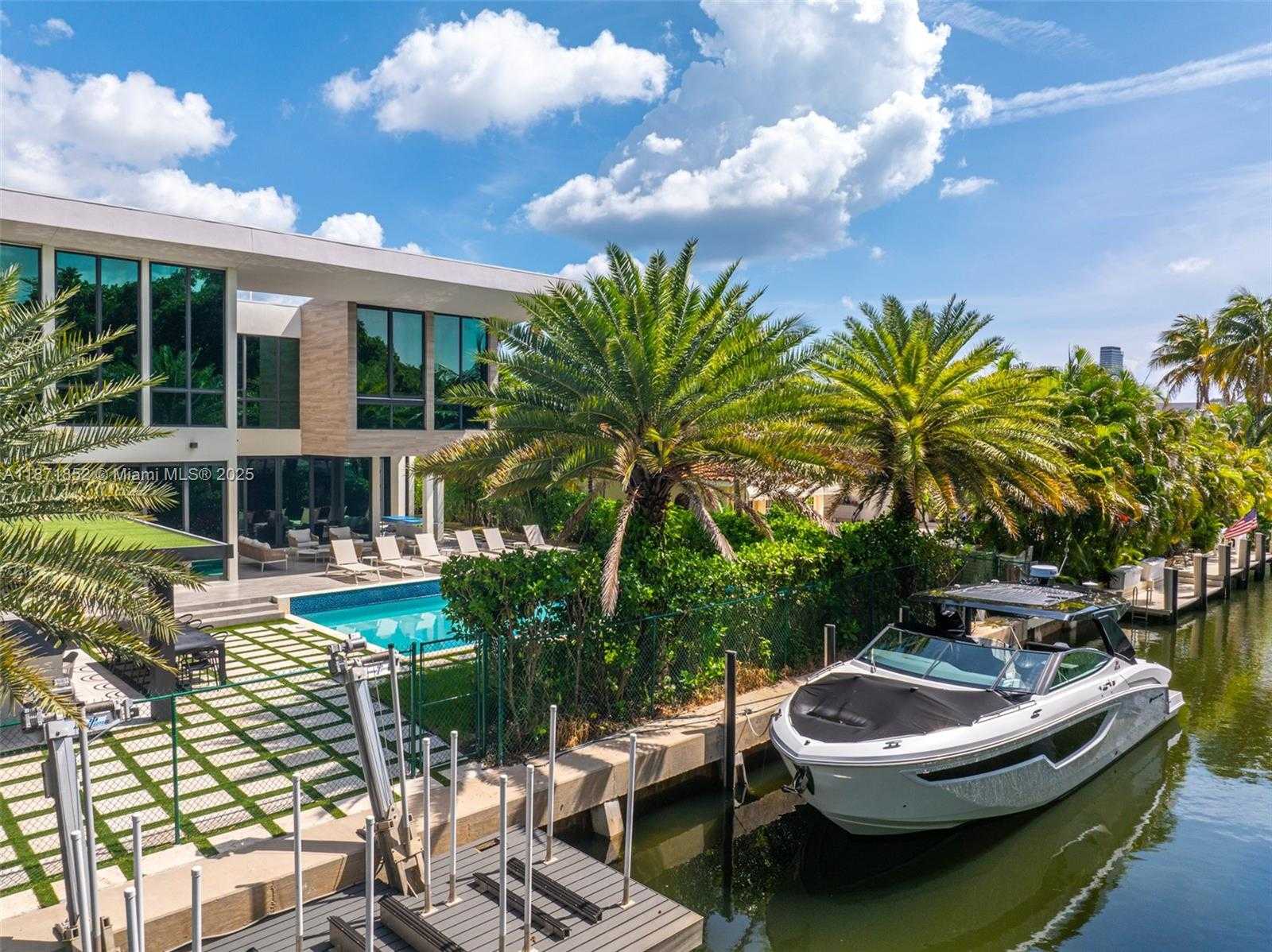 Small Image of 521 HOLIDAY DR, Hallandale Beach Number 5
