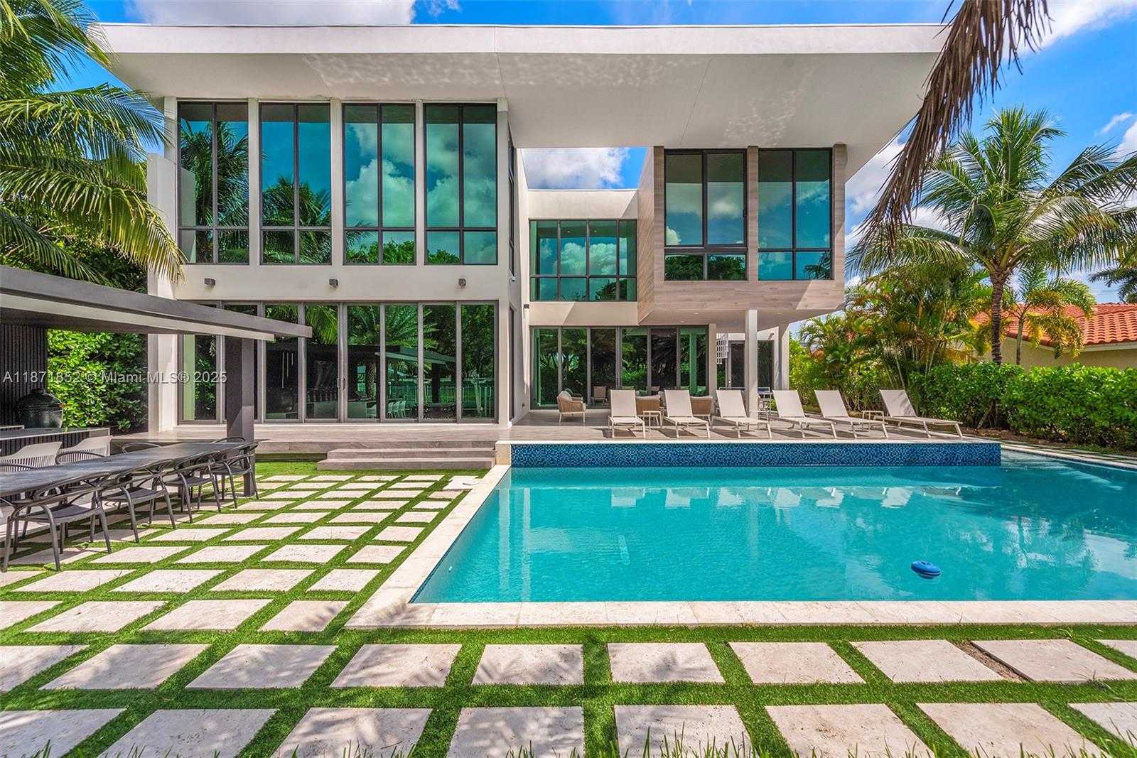 Small Image of 521 HOLIDAY DR, Hallandale Beach Number 6