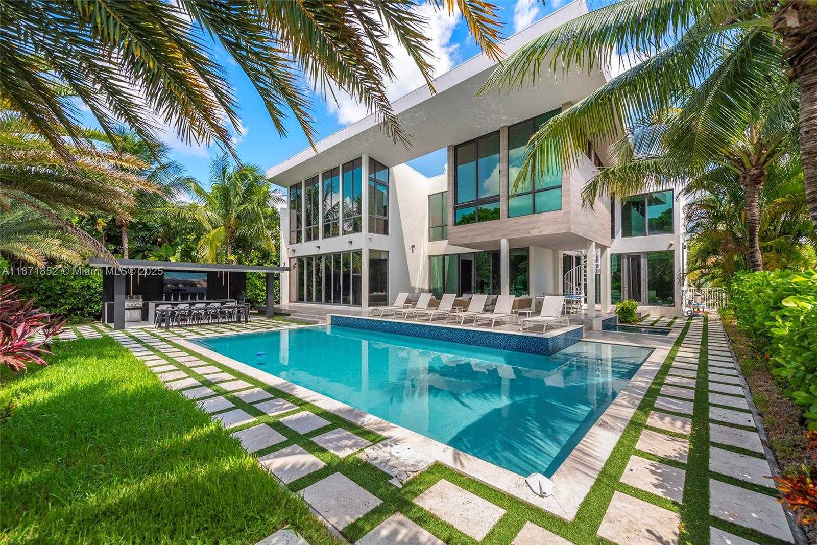 Small Image of 521 HOLIDAY DR, Hallandale Beach Number 7